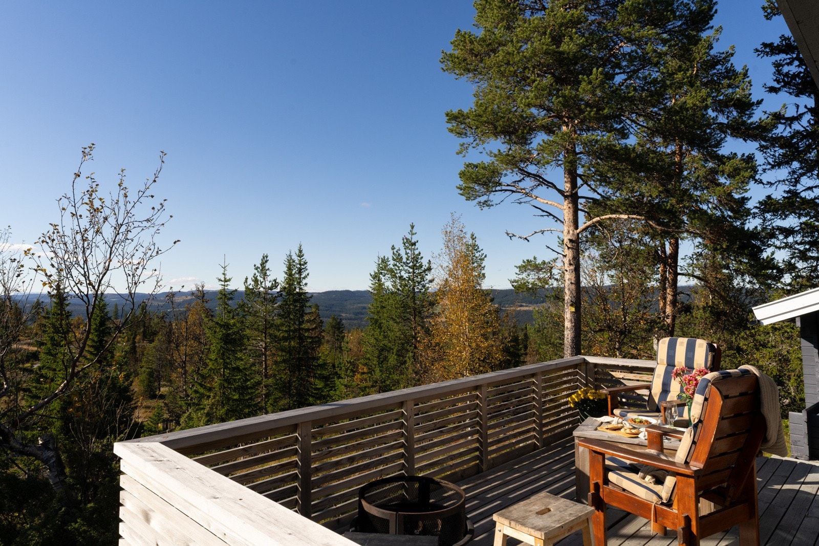 Både sola og utsikten nytes best på en stor terrasse rundt tre av veggene Galleribilde