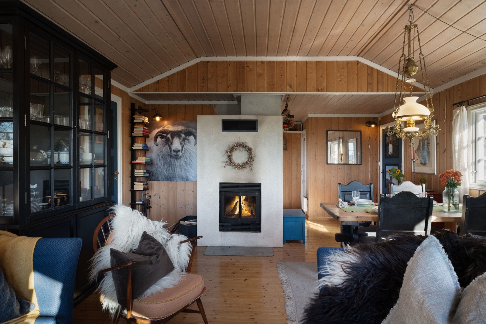 Etter en lang dag ute kan man komme inn å varme seg foran en flott peisinnsats fra 2018. Galleribilde