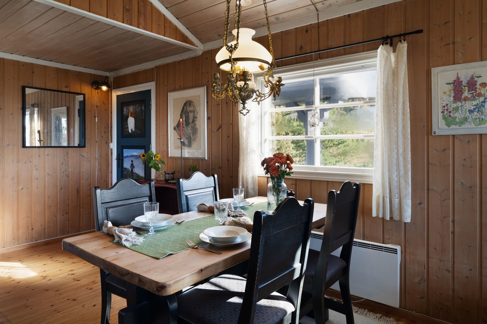 Stuen er naturlig inndelt i ulike brukssoner, og det passer utmerket å innrede med spisebord nærmest kjøkkenet. Galleribilde