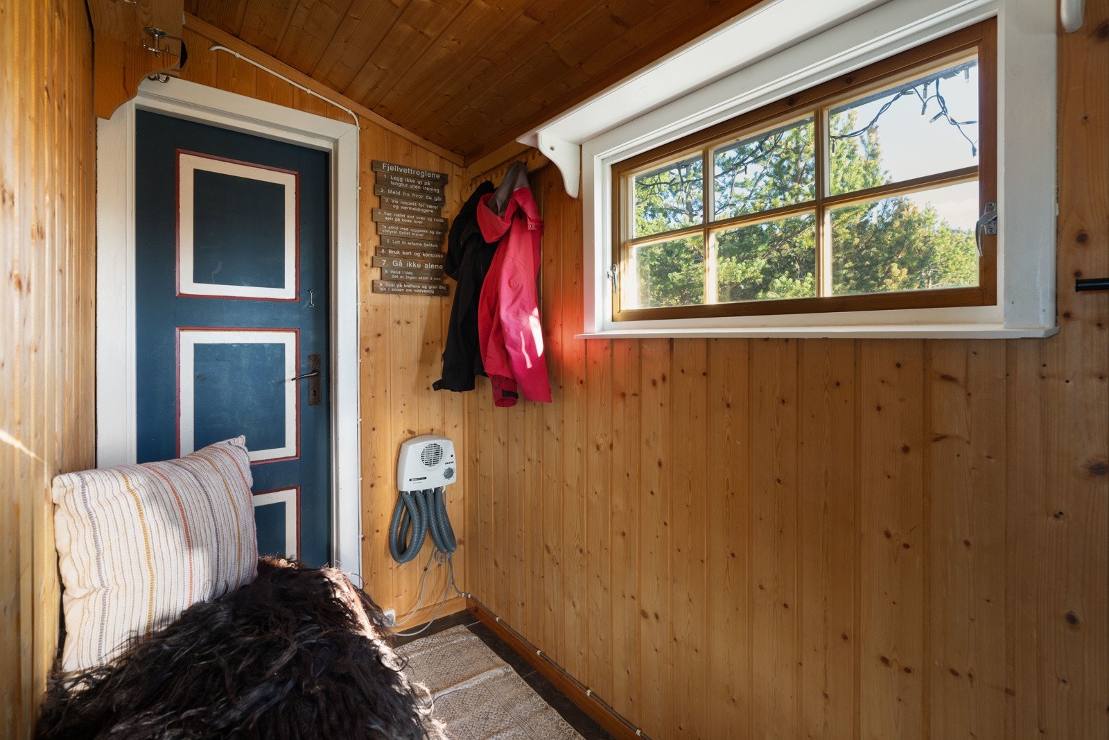 Velkommen inn i en lun og trivelig hytte med alt man trenger i ferien. Galleribilde