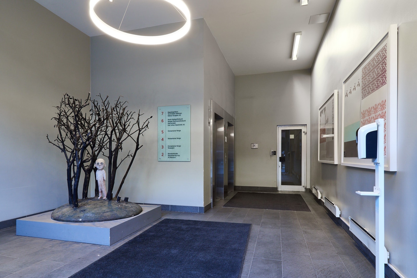 Presentabelt inngangsparti med doble heiser Galleribilde