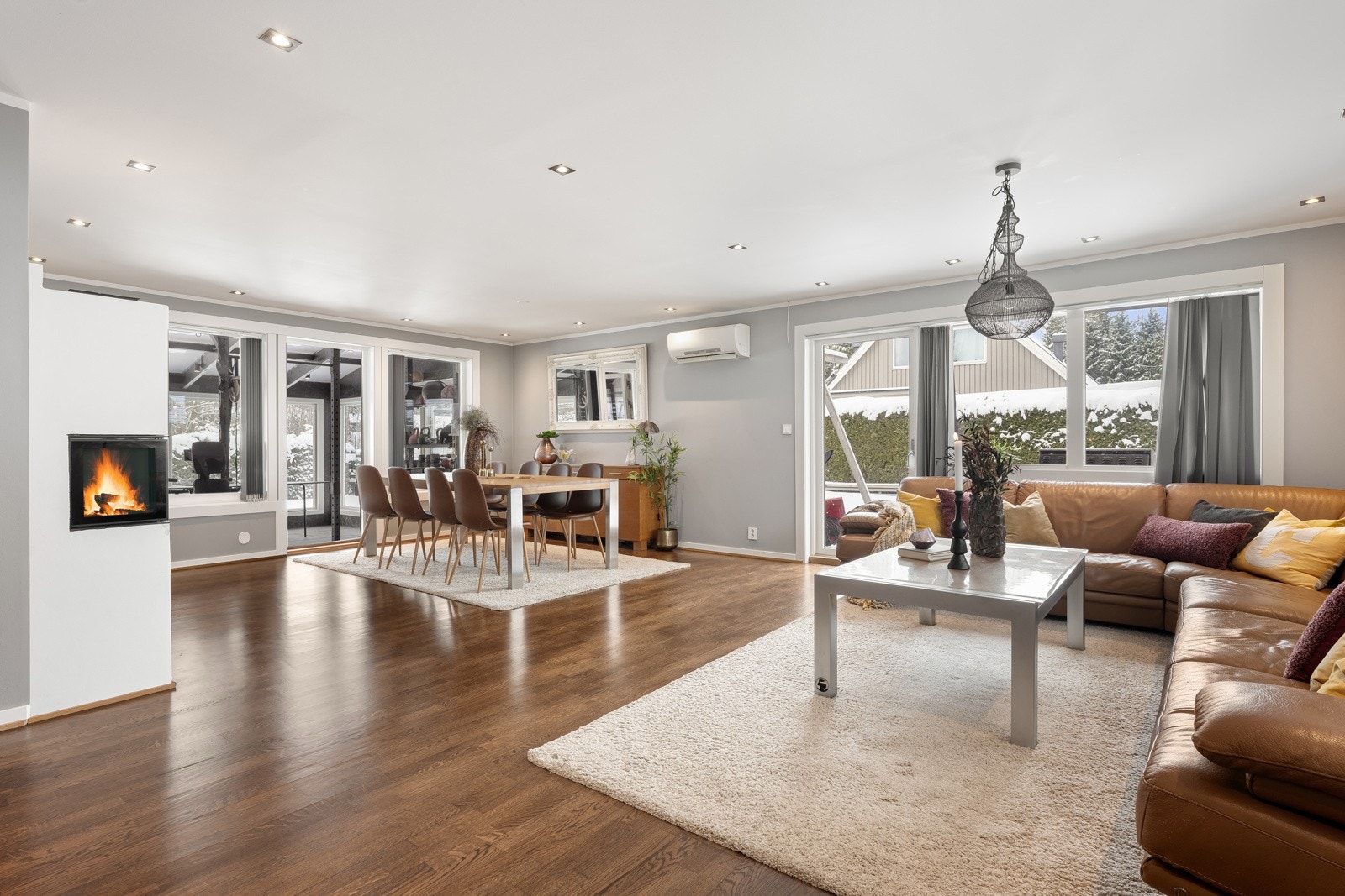 Stue og spisestue. Masse plass til flere sittesoner. Galleribilde