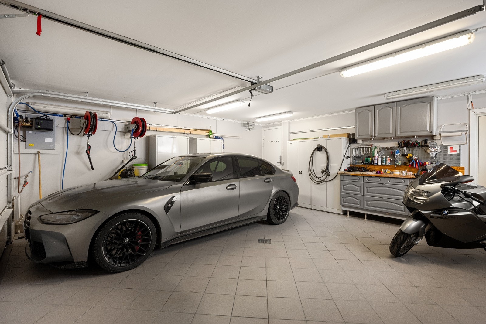 Stiling og stor garasje med direkte inngang til huset. Galleribilde