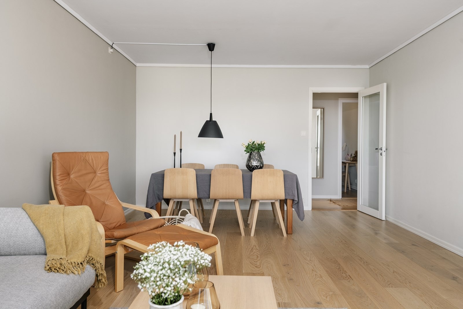 Stuen måler ca. 27,2 kvm med god plass til sofagruppe og spisebord. Galleribilde