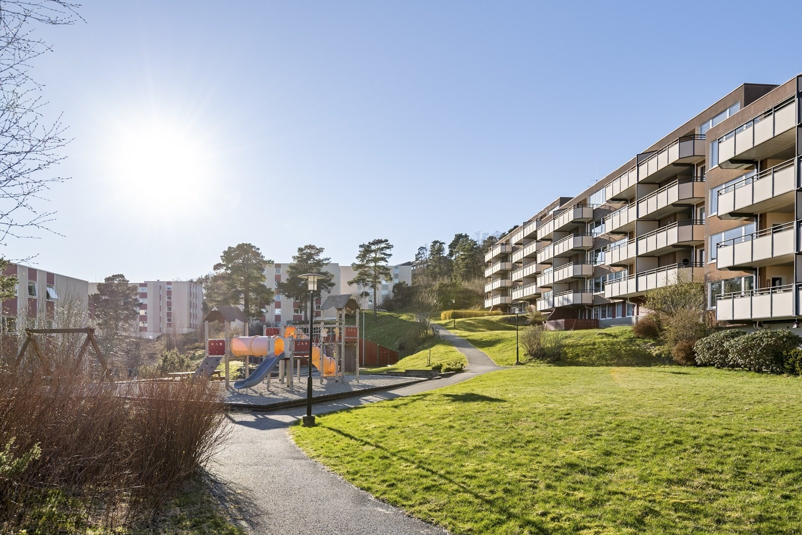 Det er også kort gangavstand til skoler og flere barnehager, hvor Kidsa Haukedalen og Haukedalen skole er de nærmeste. Galleribilde