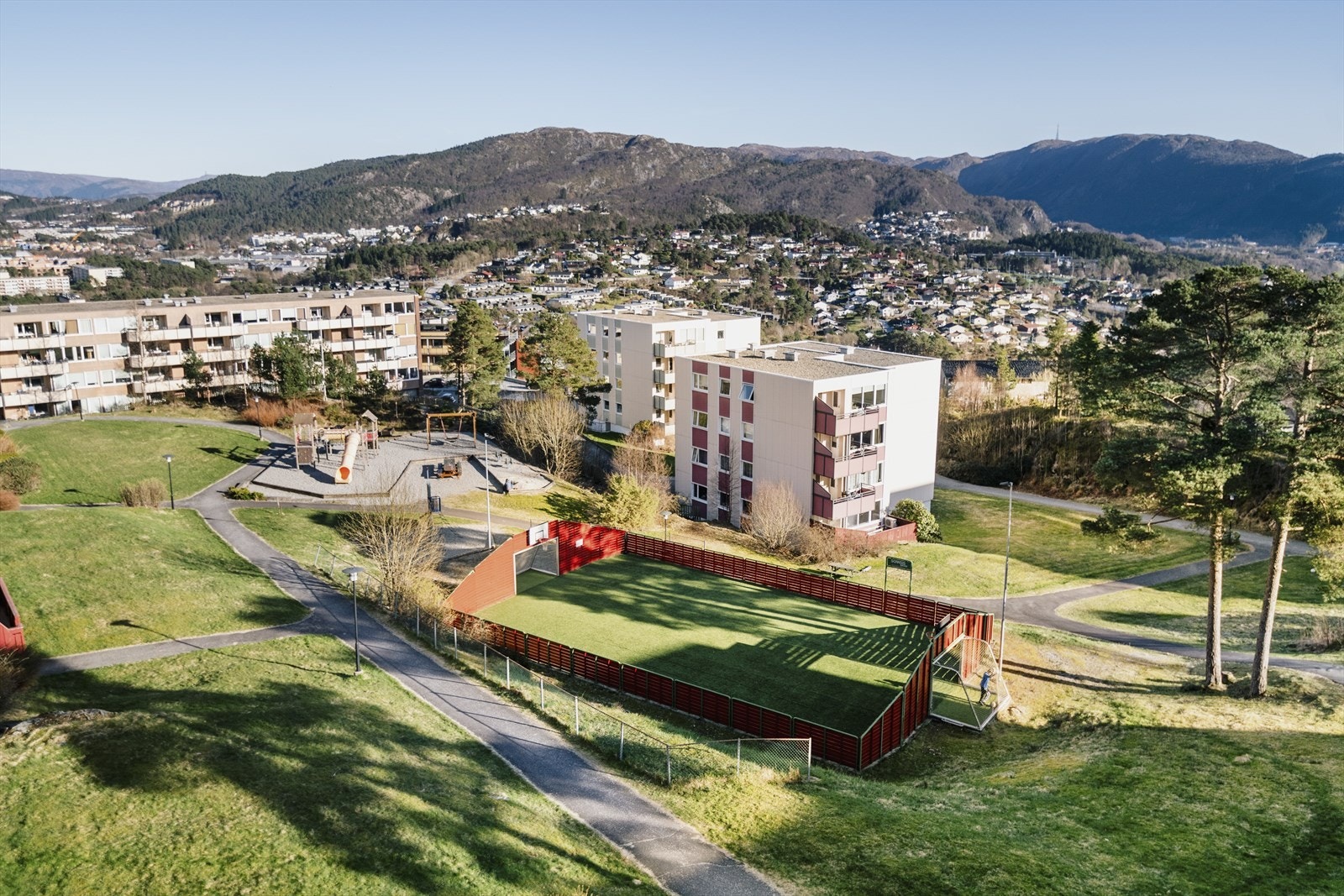 Fra leiligheten kan man nyte en meget flott utsikt over store deler av Åsane og mot byfjorden i det fjerne. I borettslaget er det flere lekeplasser, ballbinge, interne veier og plener. Galleribilde