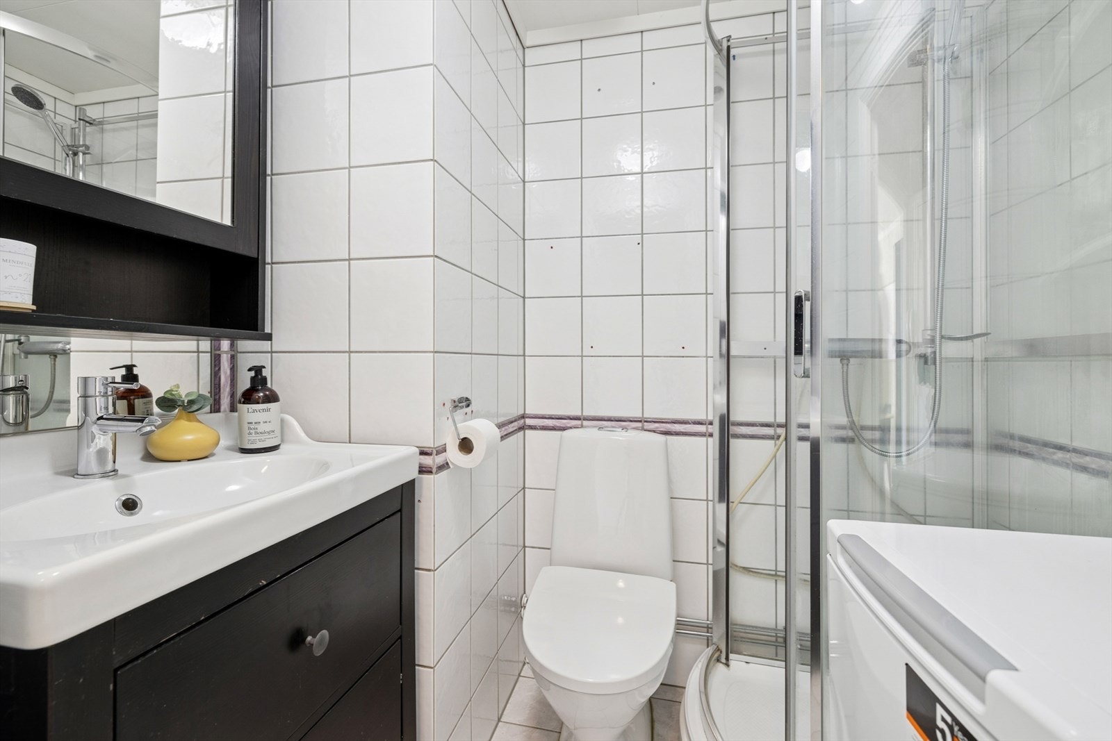 Praktisk og flislagt bad med dusjkabinett og opplegg til vaskemaskin. Galleribilde