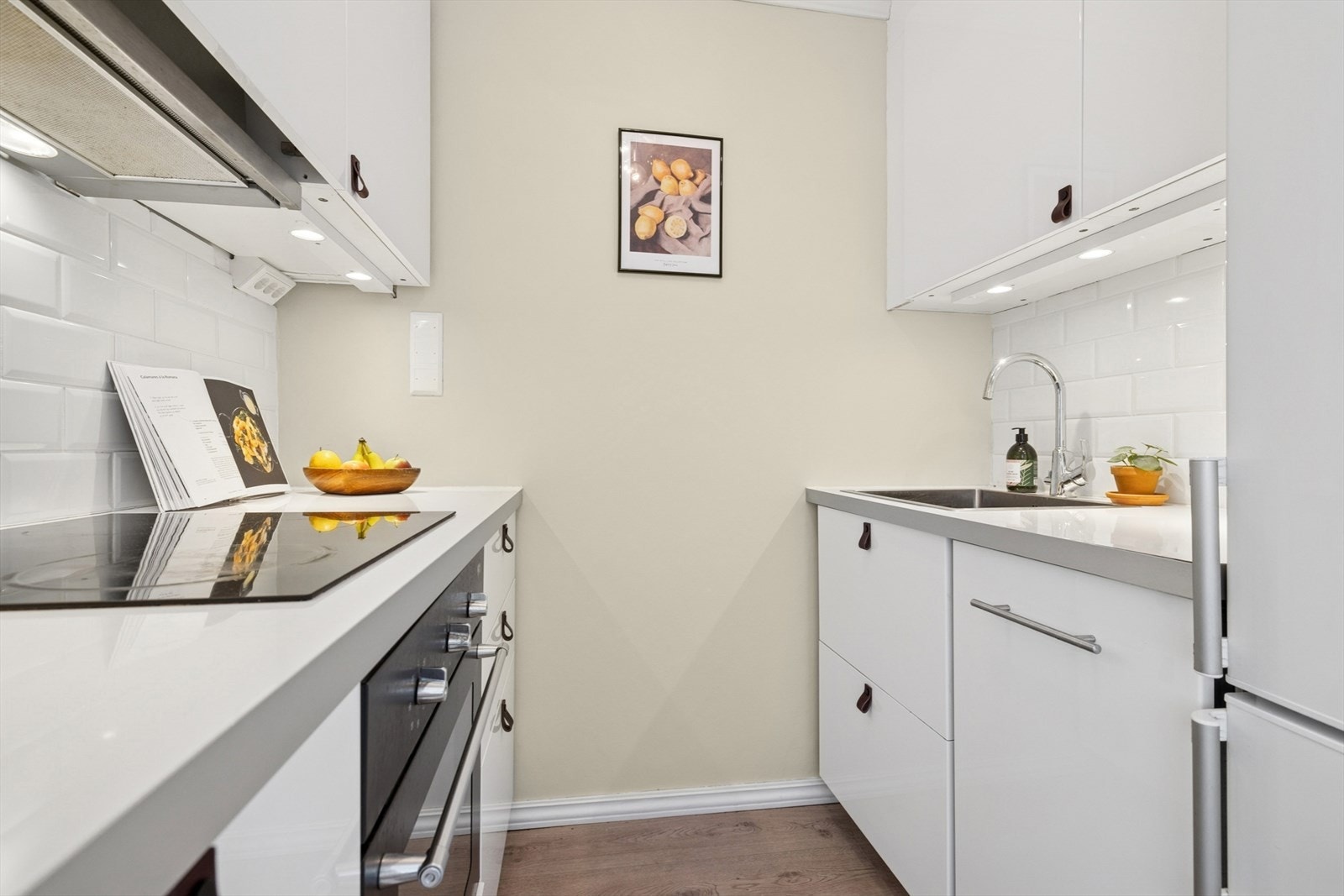 Kjøkkenet har god arbeidsplass og oppbevaringsplass. Galleribilde