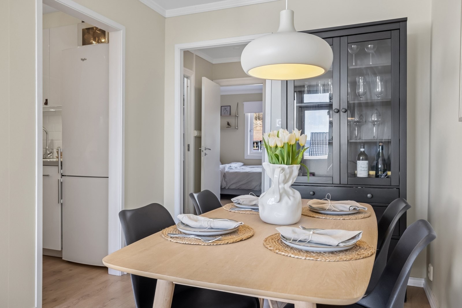 Leiligheten har god og praktisk plassutnyttelse med spisebord like utenfor kjøkkenet. Galleribilde