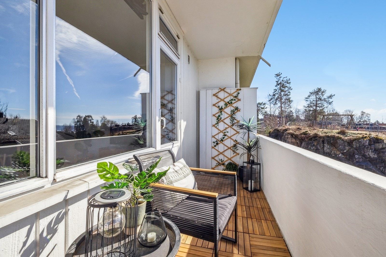 Boligen har hyggelig balkong med utgang fra stue. Sol fra ettermiddag til kveld. Flott utsikt. Terrassegulv fra 2024. Mur pusset og malt i 2024. Galleribilde