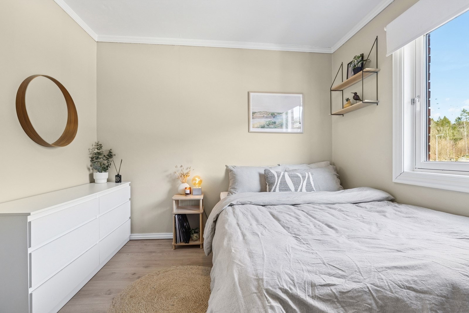 Leiligheten har god plass til dobbeltseng og oppbevaringsmuligheter. Galleribilde