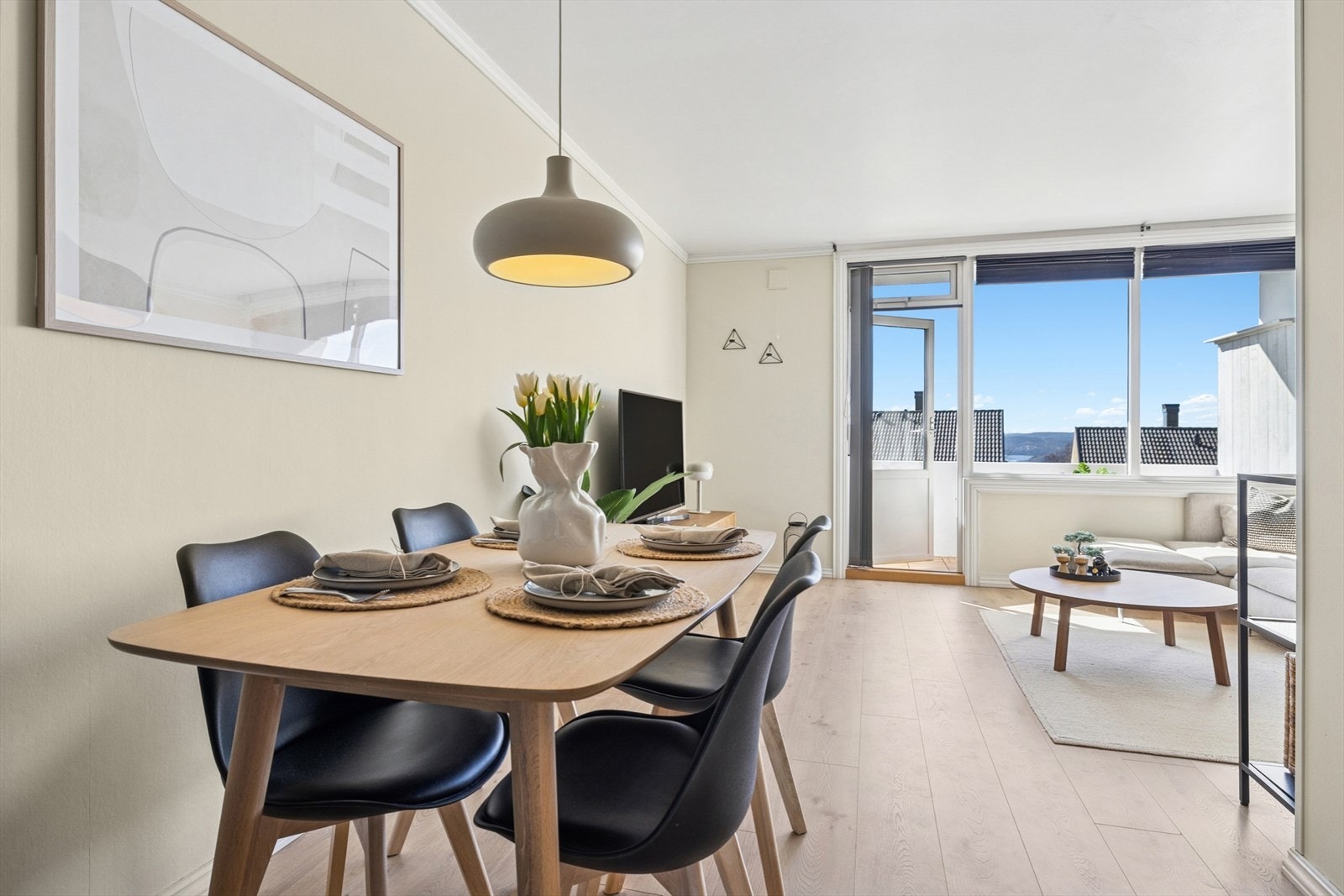 Praktisk inndelt stue med god plass til spisebord og tv-møblement. Galleribilde