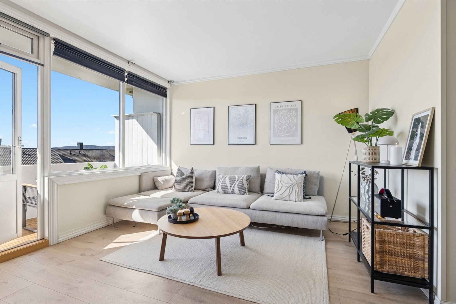 Lys og luftig stue med gode vindusflater og utgang til balkong. Stuen er malt i 2024. Galleribilde