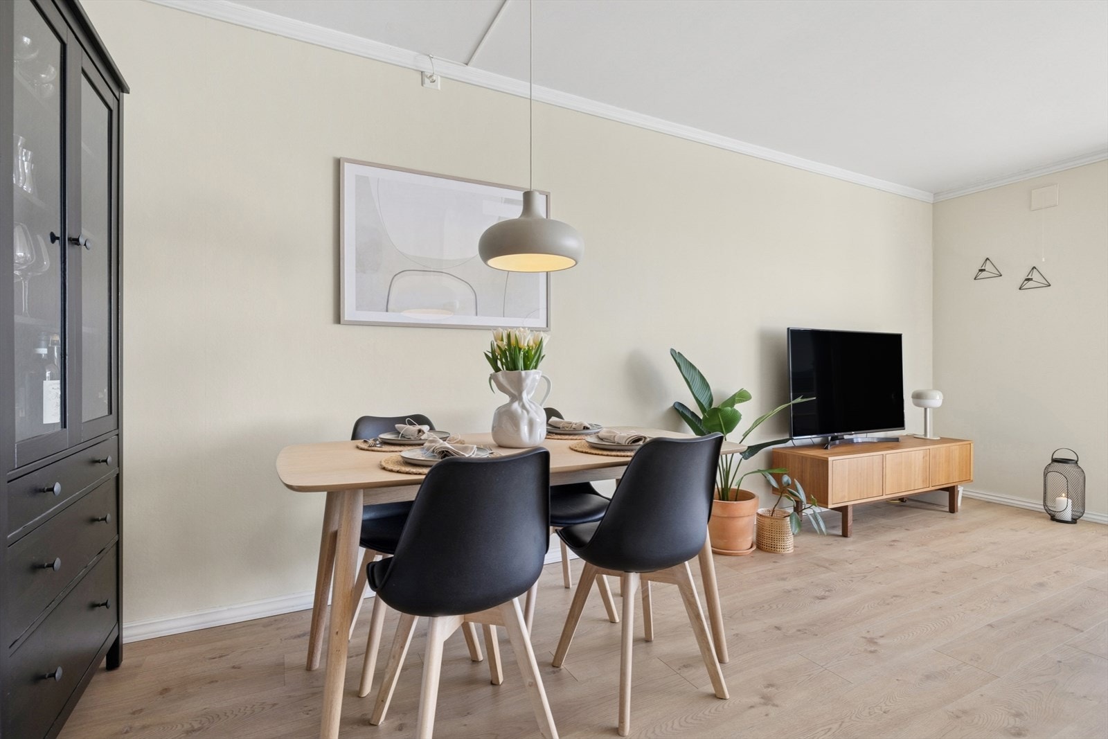 Hyggelig spiseplass like utenfor kjøkkenet. Galleribilde