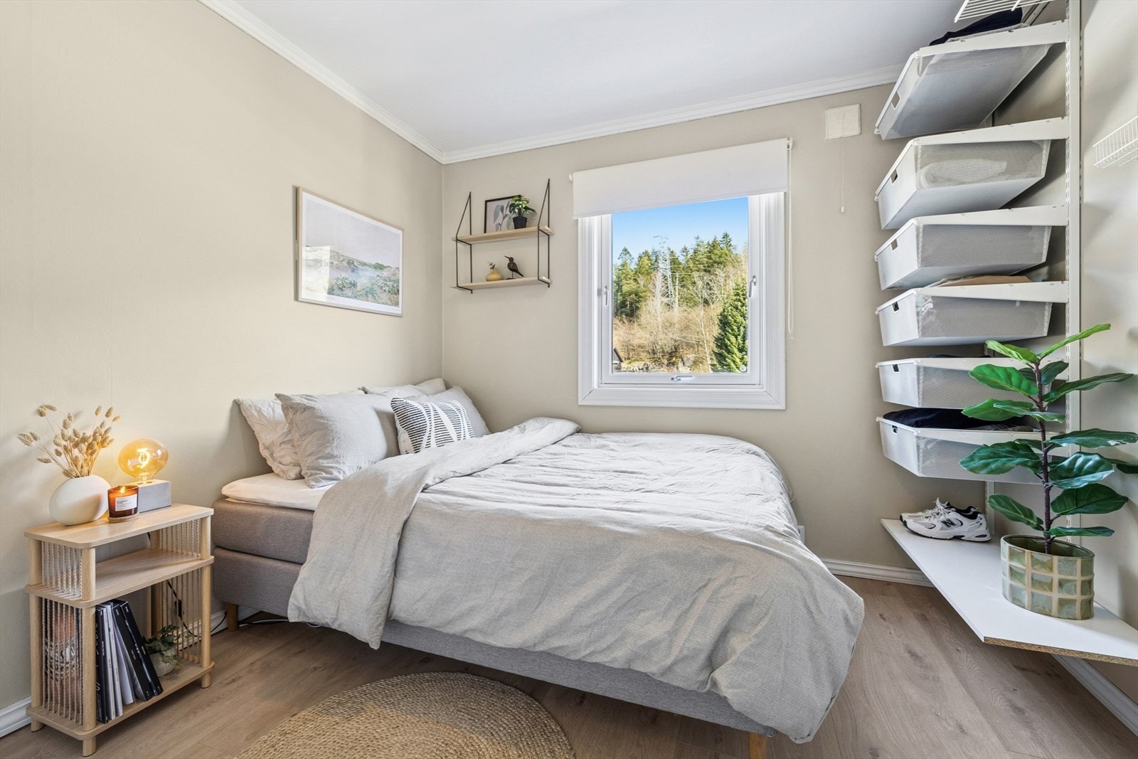 Lyst, romslig og pent soverom. Malt i 2024. Galleribilde