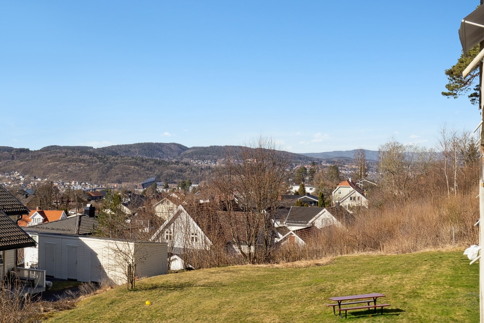 Leiligheten kan skilte med flott utsikt fra balkong. Galleribilde
