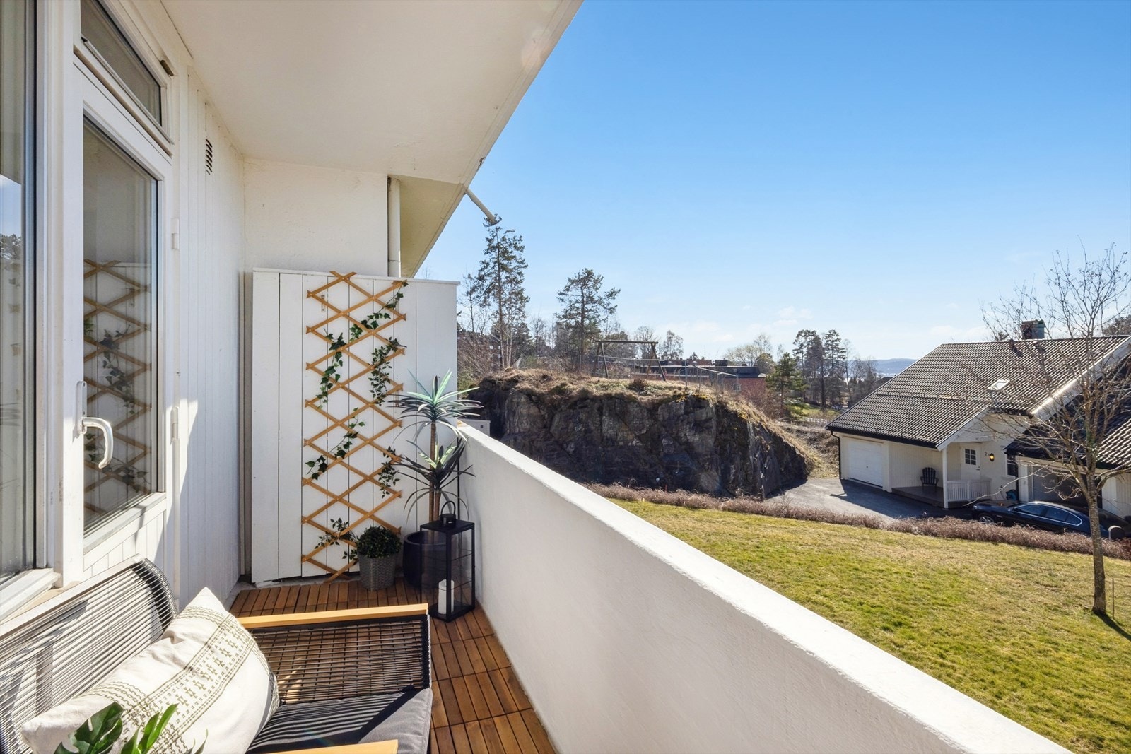 Balkongen har plass til hyggelig møblement. Galleribilde