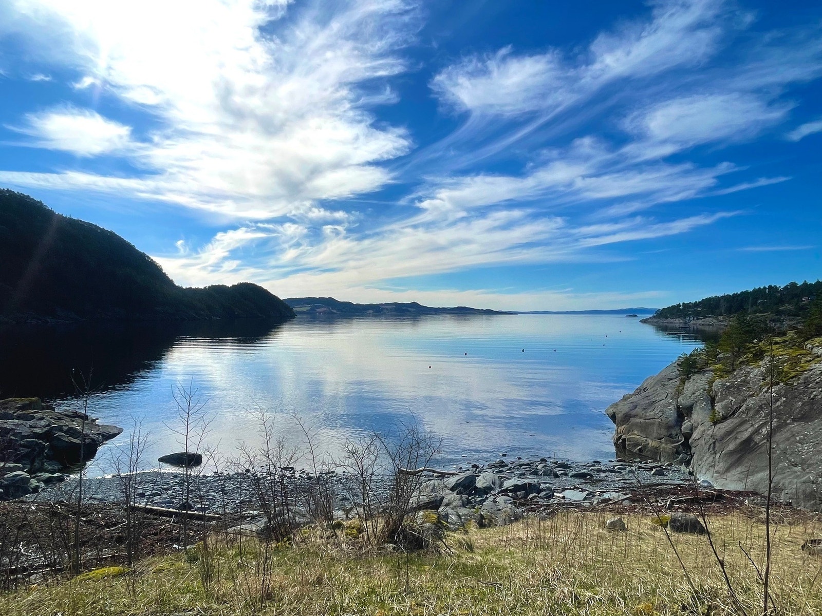 Beliggenheten er ettertraktet grunnet den korte avstanden til både sjø og fjell. Galleribilde