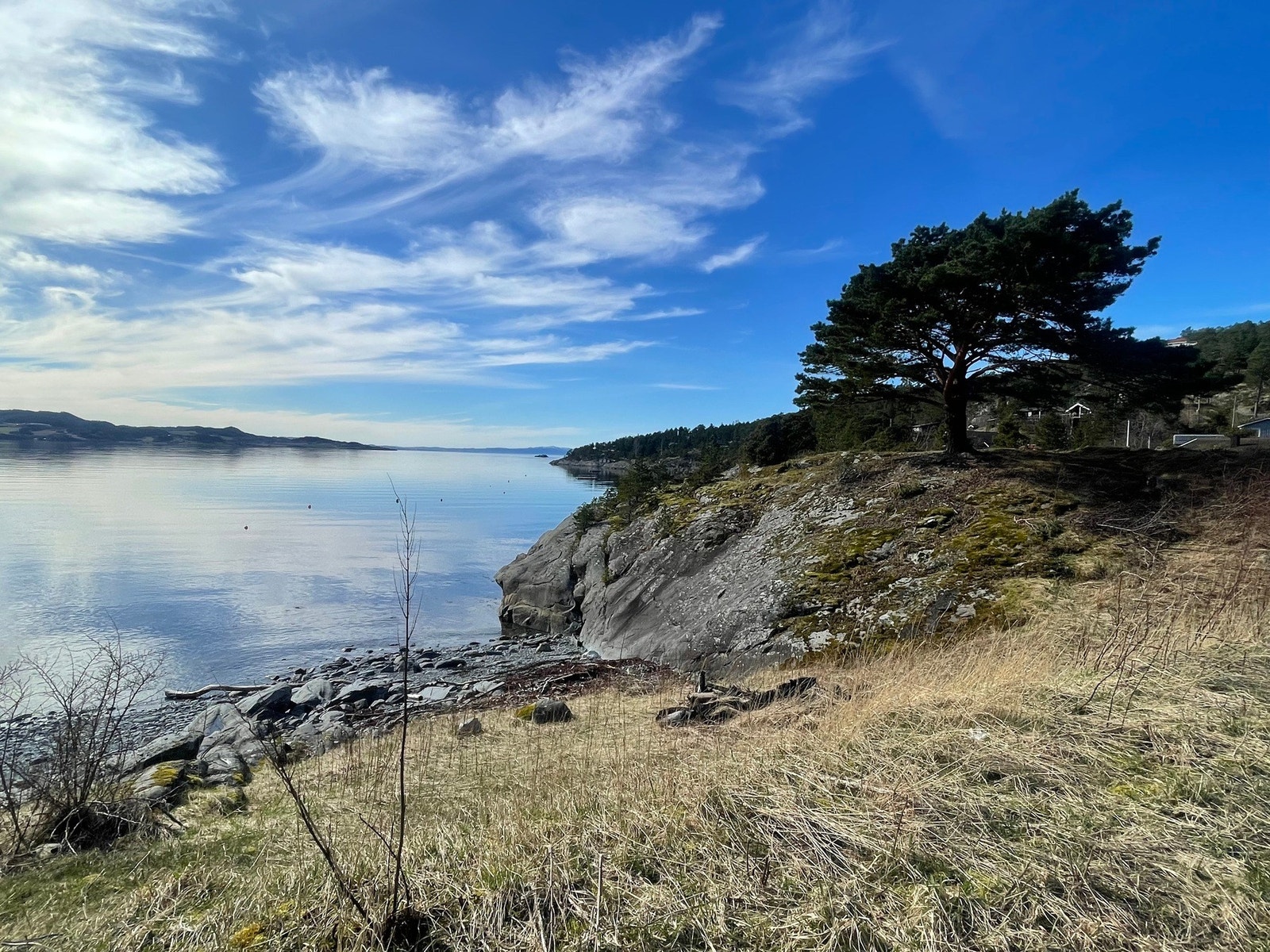 Flere flotte badeplasser med gangavstand fra tomten. Galleribilde