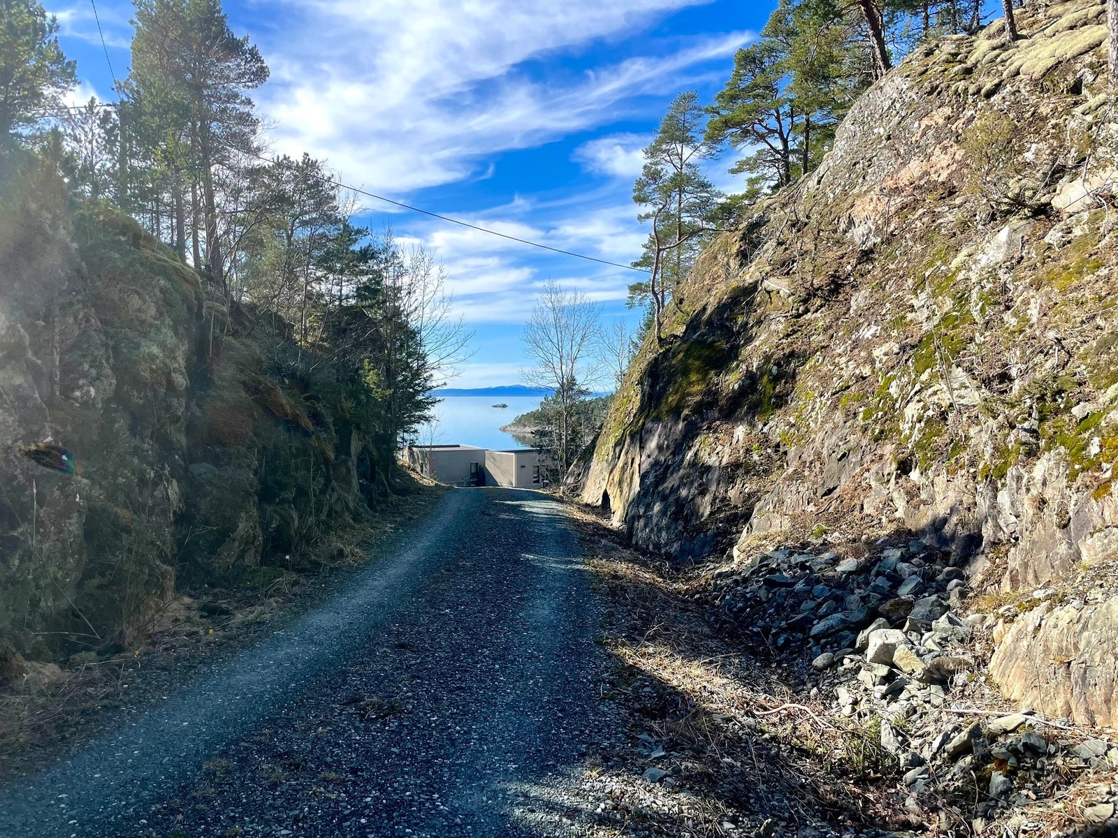 Gruslagt vei opp mot tomta. Det er tinglyst veirett til tomta. Galleribilde