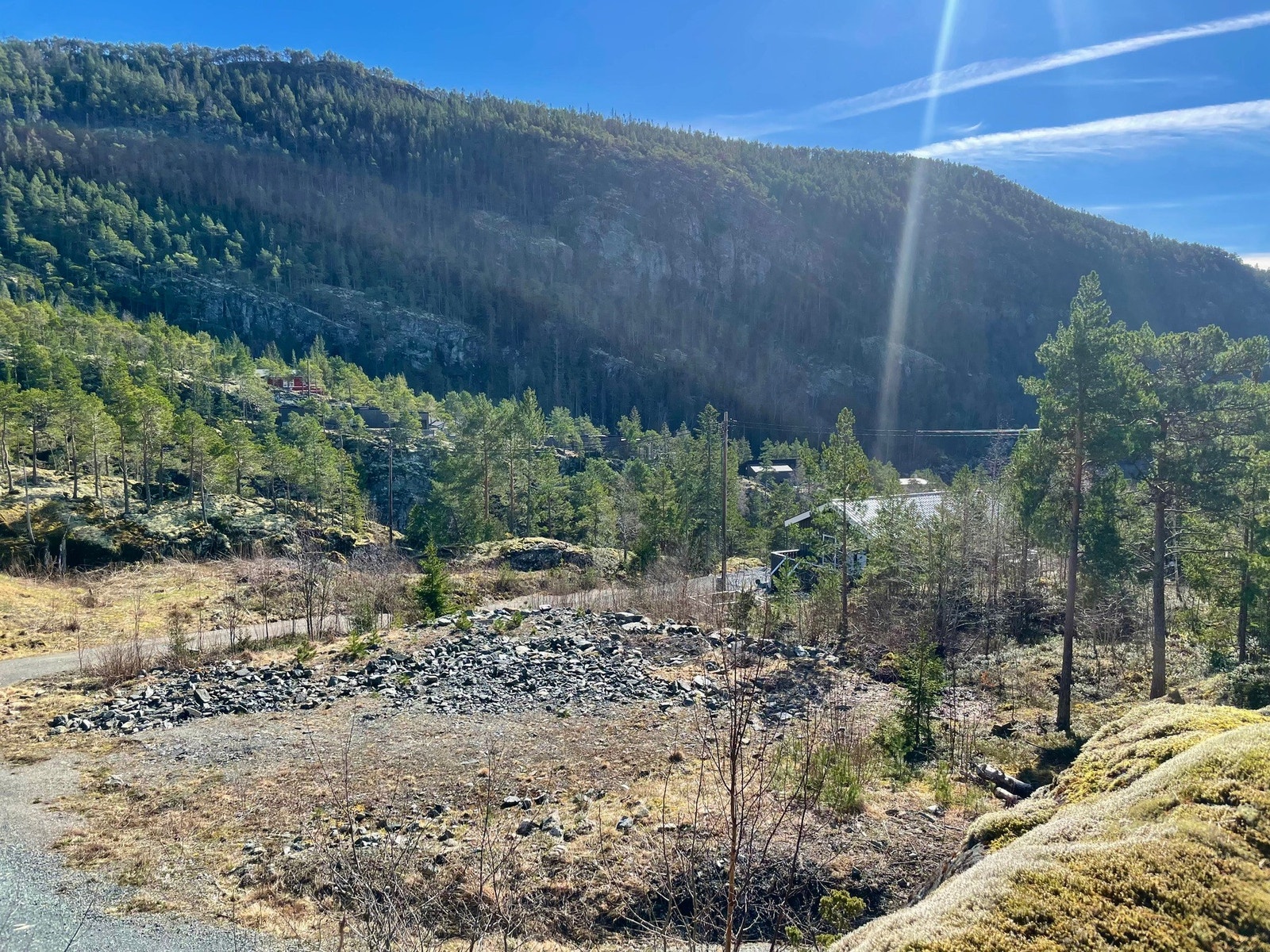 Tomten ligger i et etablert hyttefelt og ligger fint til med flott utsikt og gode solforhold. Galleribilde