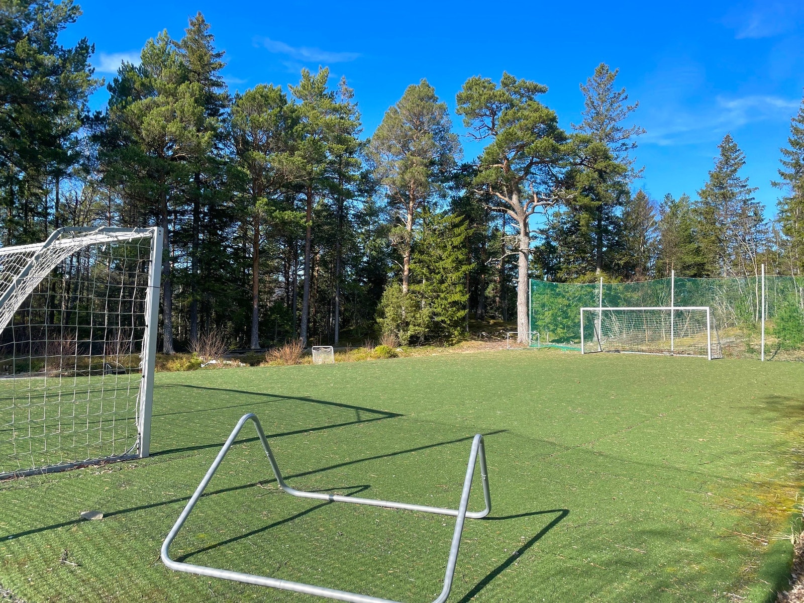 Området er godt etablert med bl.a. fotballbane, volleyballbane, turstier og badeplass. Galleribilde