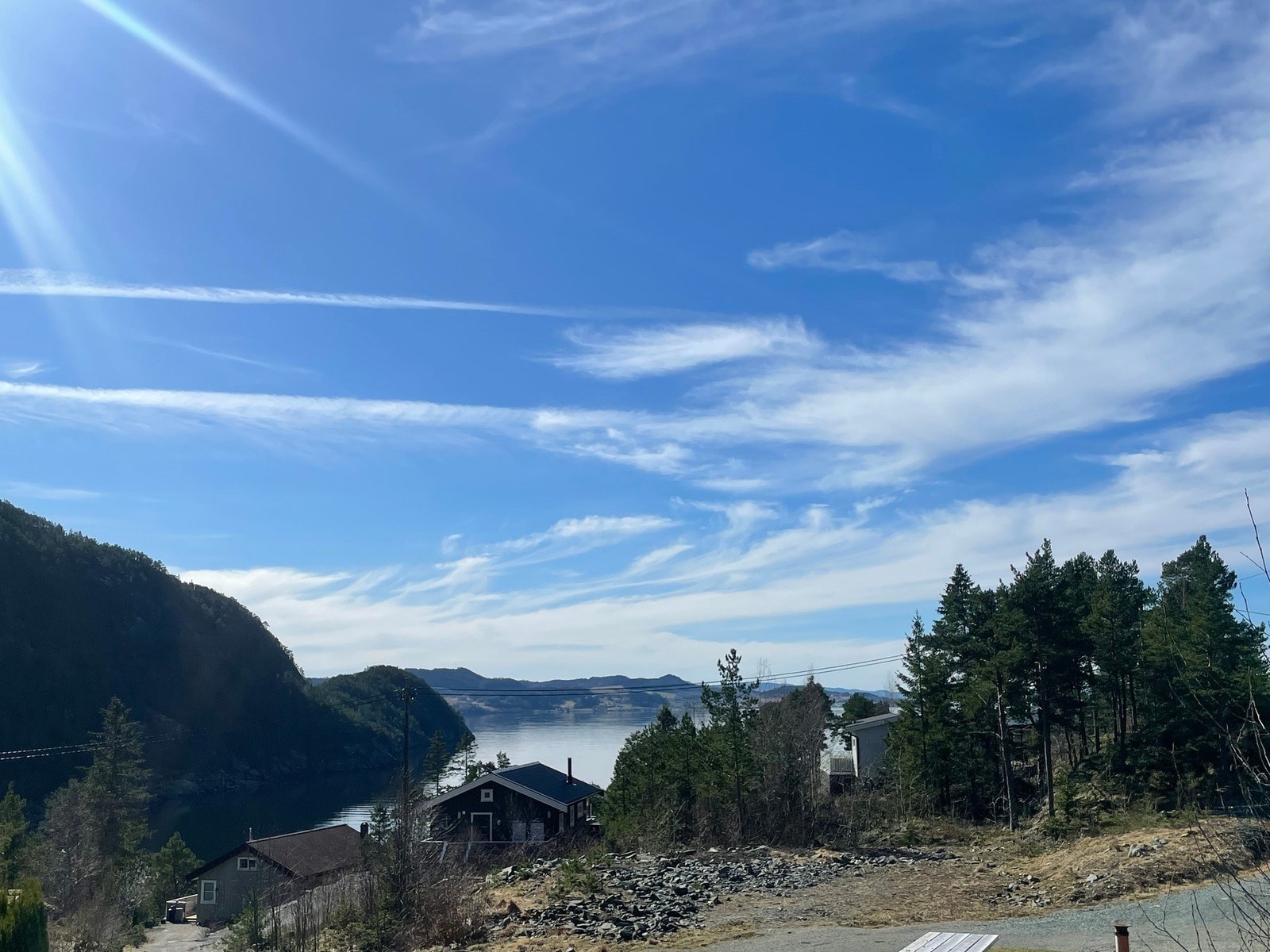 Nå har du muligheten til å skaffe deg en hyttetomt i naturskjønne omgivelser ved sjøen! Galleribilde