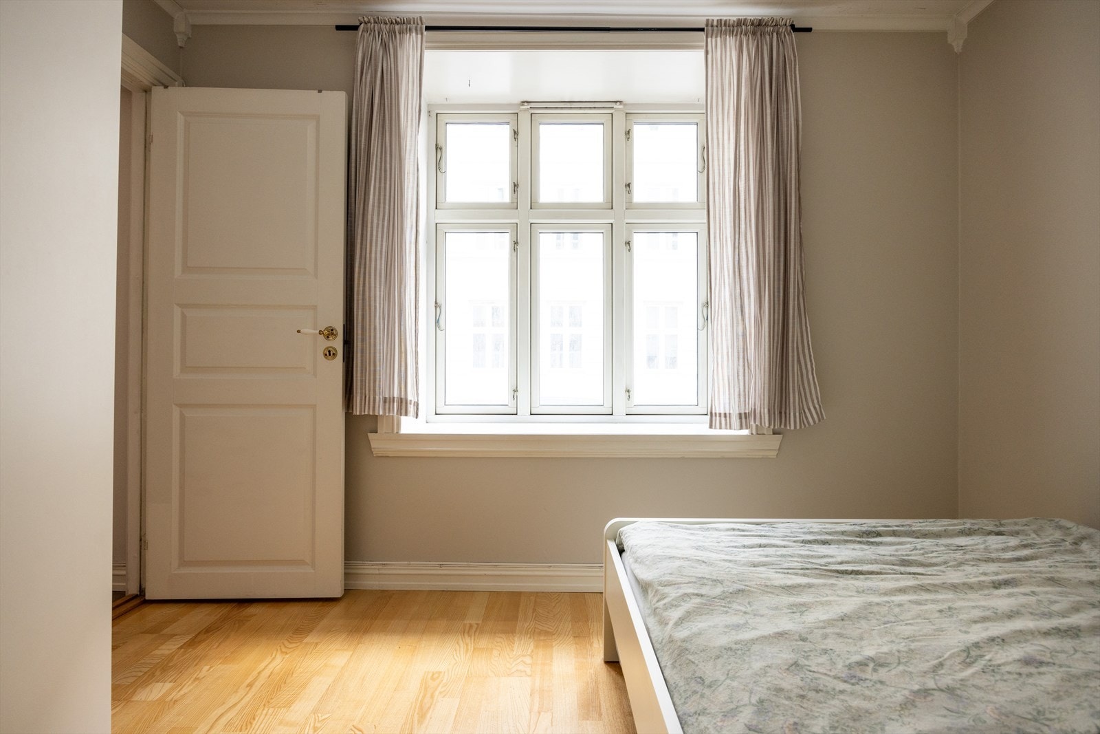 - Begge soverommene er av god størrelse og ligger i hver sin ende av leiligheten - Galleribilde