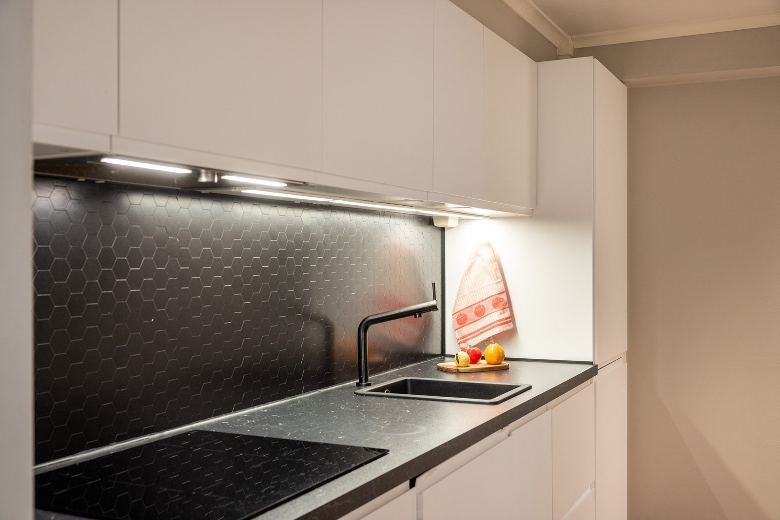 - Av hvitevarer er det integrert platetopp, stekeovn, oppvaskmaskin og kjøl/fryseskap. Avtrekk over kokeplass - Galleribilde