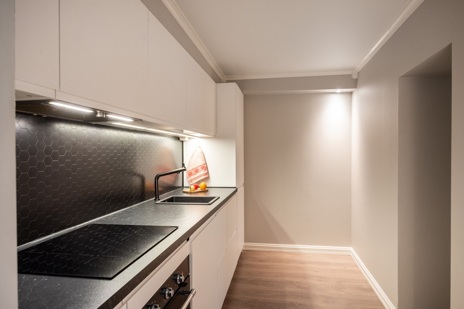 - Kjøkkeninnredning med glatte fronter og laminat benkeplate med nedfelt vask - Galleribilde