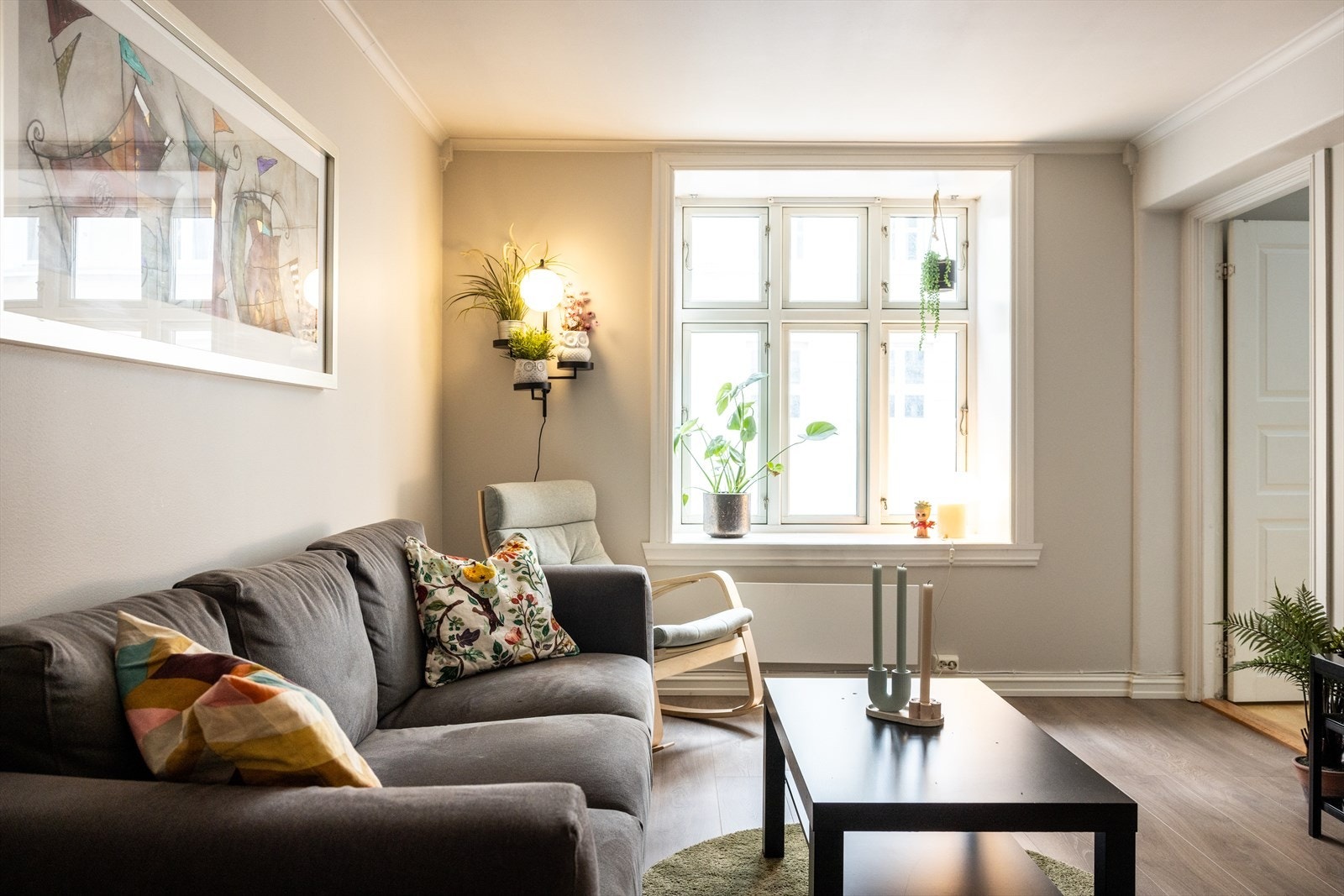 - Store vindusflater som gir rikelig med luft og lys - Galleribilde