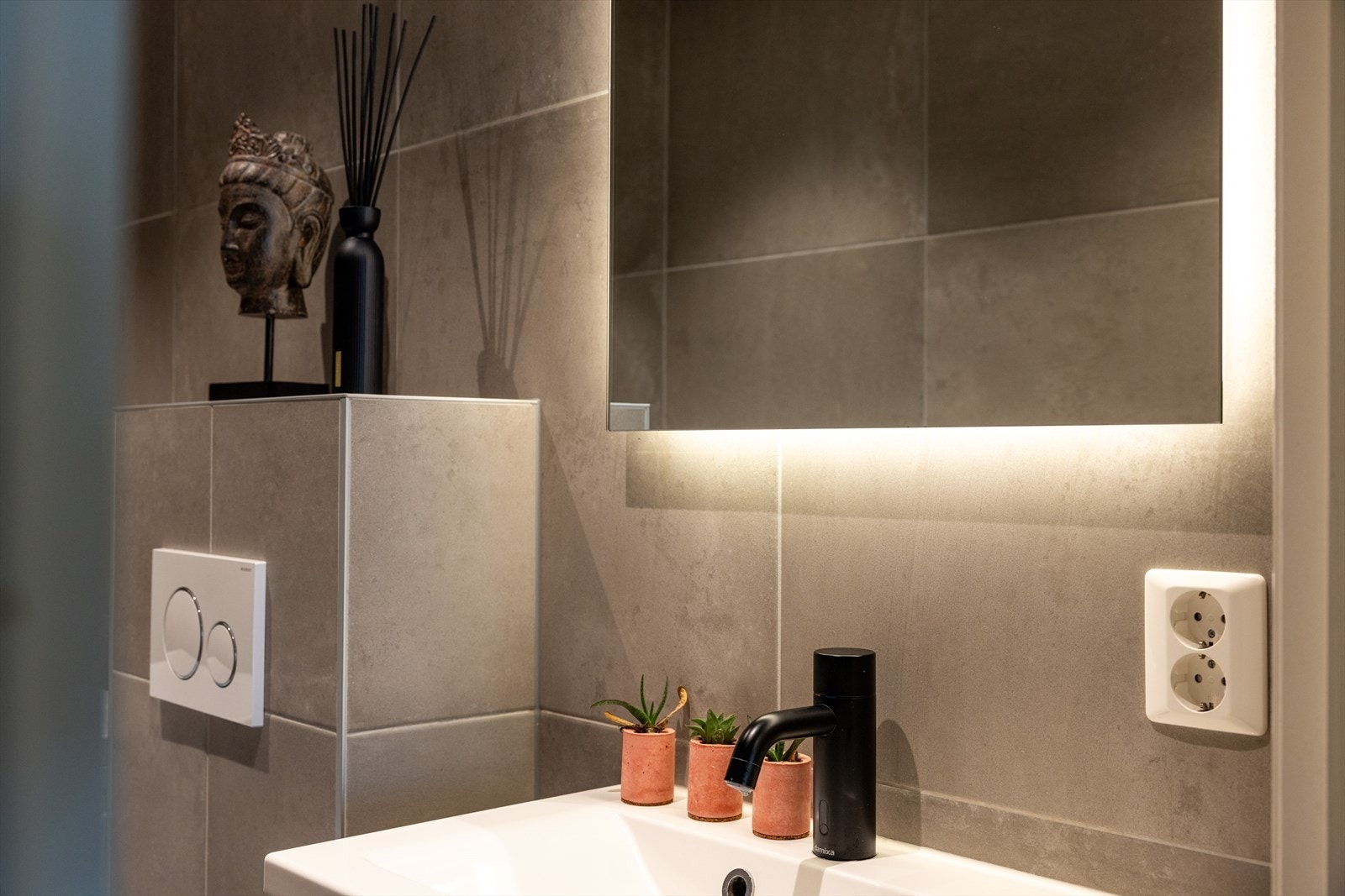 - Baderommet er innredet med vegghengt klosett, servant nedfelt i innredning og dusjhjørne med svingbar glassdør - Galleribilde