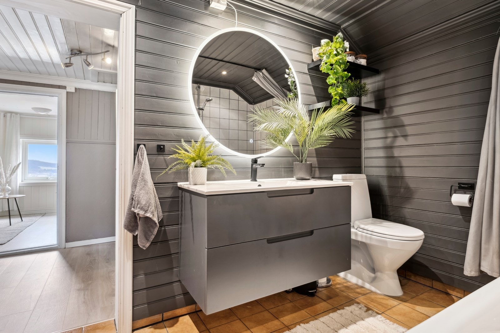 Oppgradert i 2024 med ny baderomsinnredning og speil. Varmekabler i gulv. Galleribilde