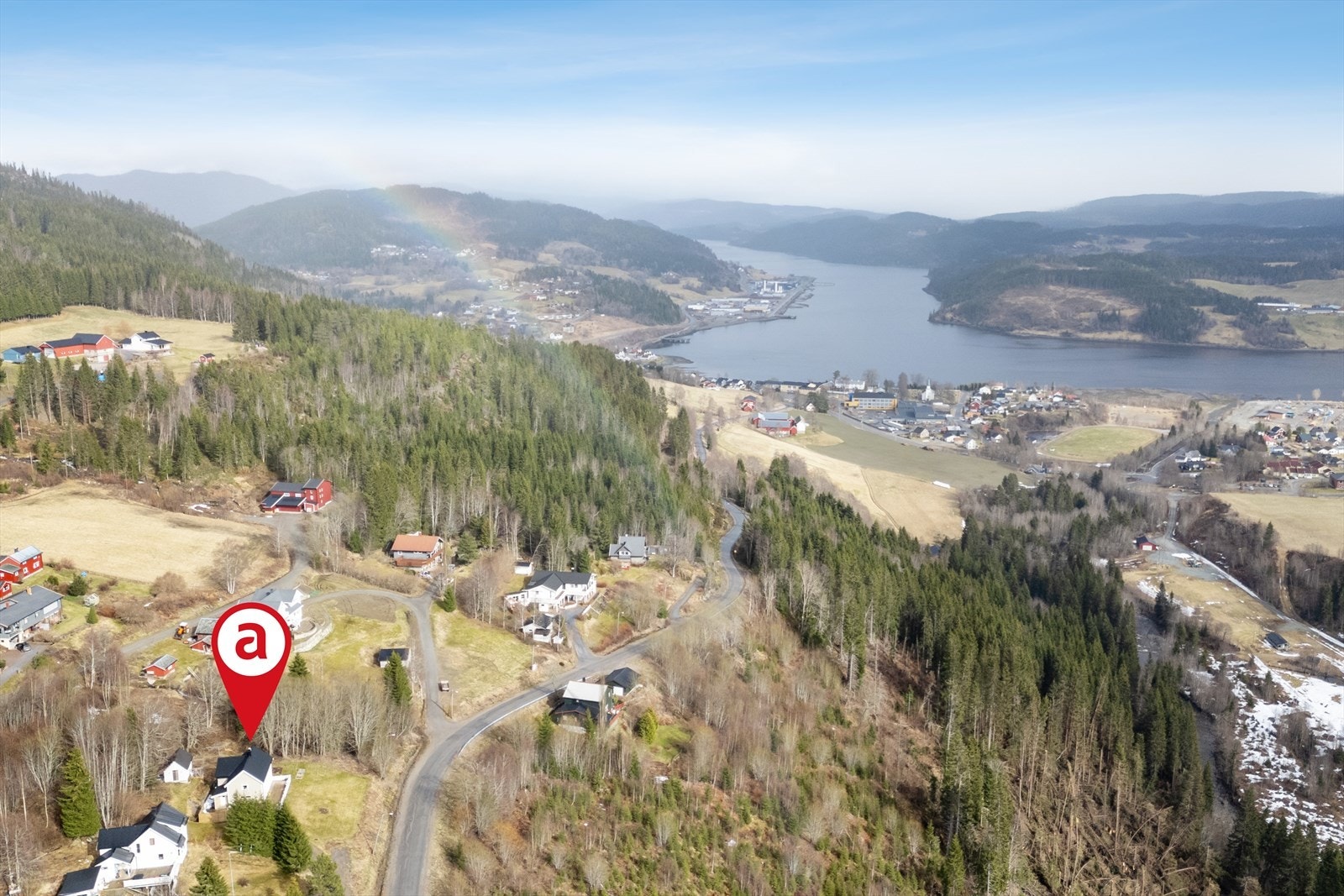 Landlig beliggenhet med utsikt. Kort avstand ned til Malm sentrum med skoler, butikker mm. Galleribilde