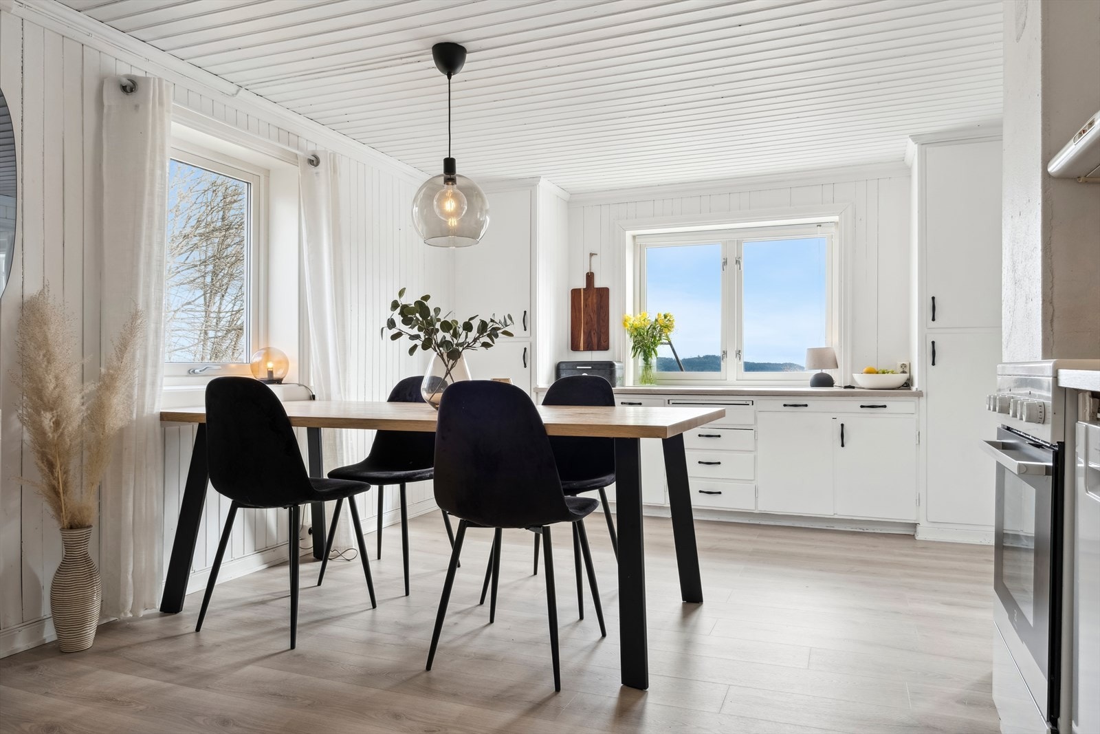 Romslig kjøkken med plass til spisebord Galleribilde