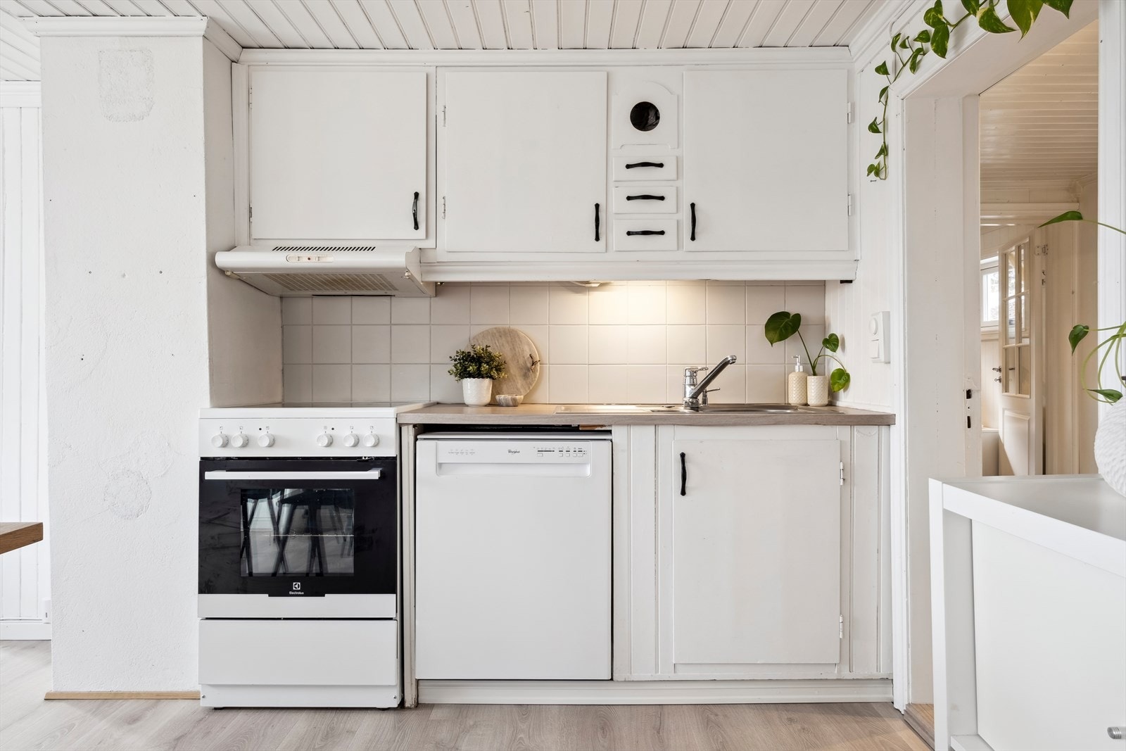 Kjøkken som nymalte overflater Galleribilde