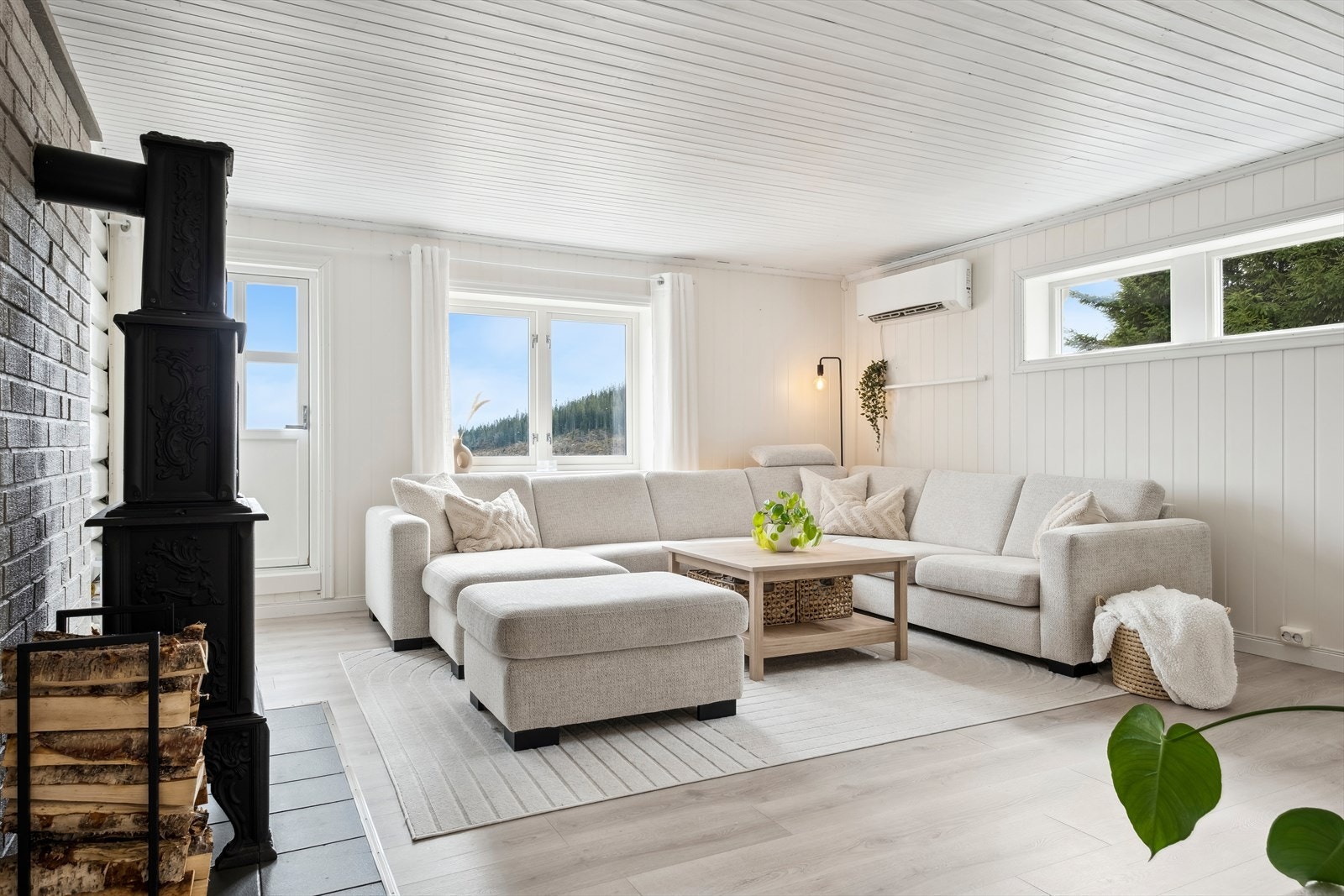 Tiltalende stue med varmepumpe og vedovn Galleribilde