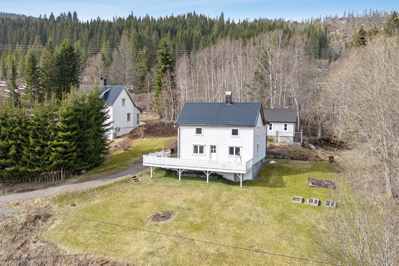 Opparbeidet tomt med plen og oppstillingsplasser for bil. Galleribilde