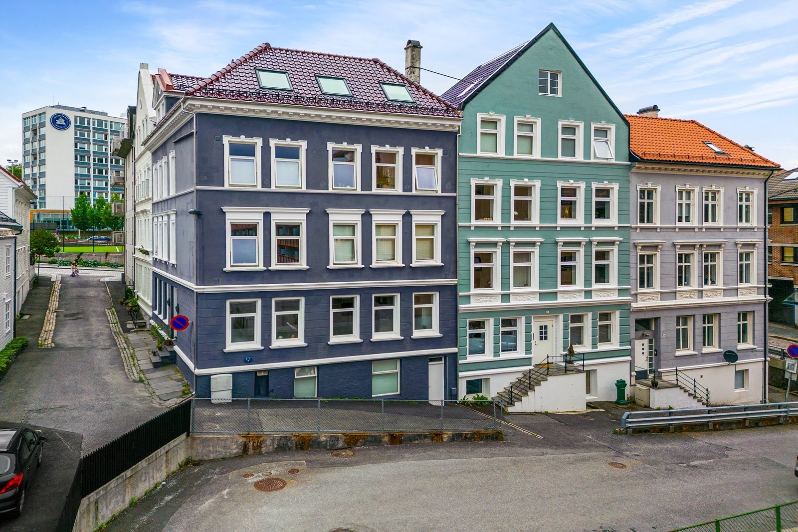 Sameiet er veldrevet med 8 seksjoner. Fra boligen er det gangavstand til "alt". Yttertak og fasade er oppgradert fra 2018. Galleribilde