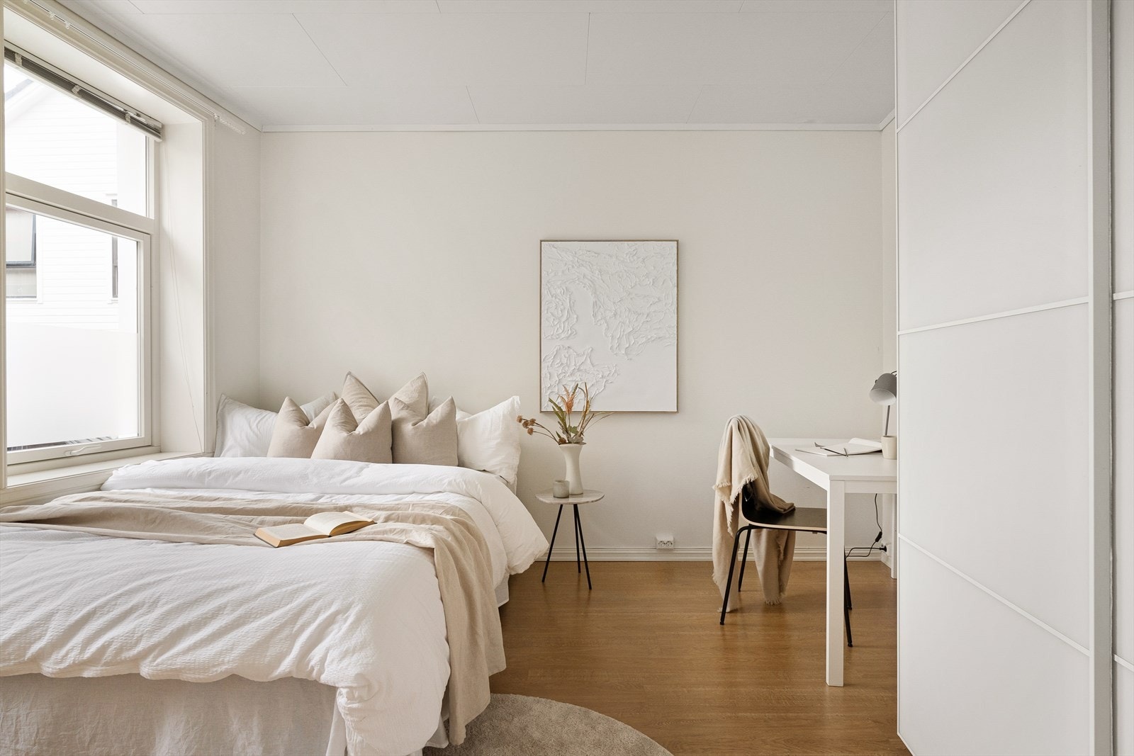 God plass til garderobe og kontor. Galleribilde