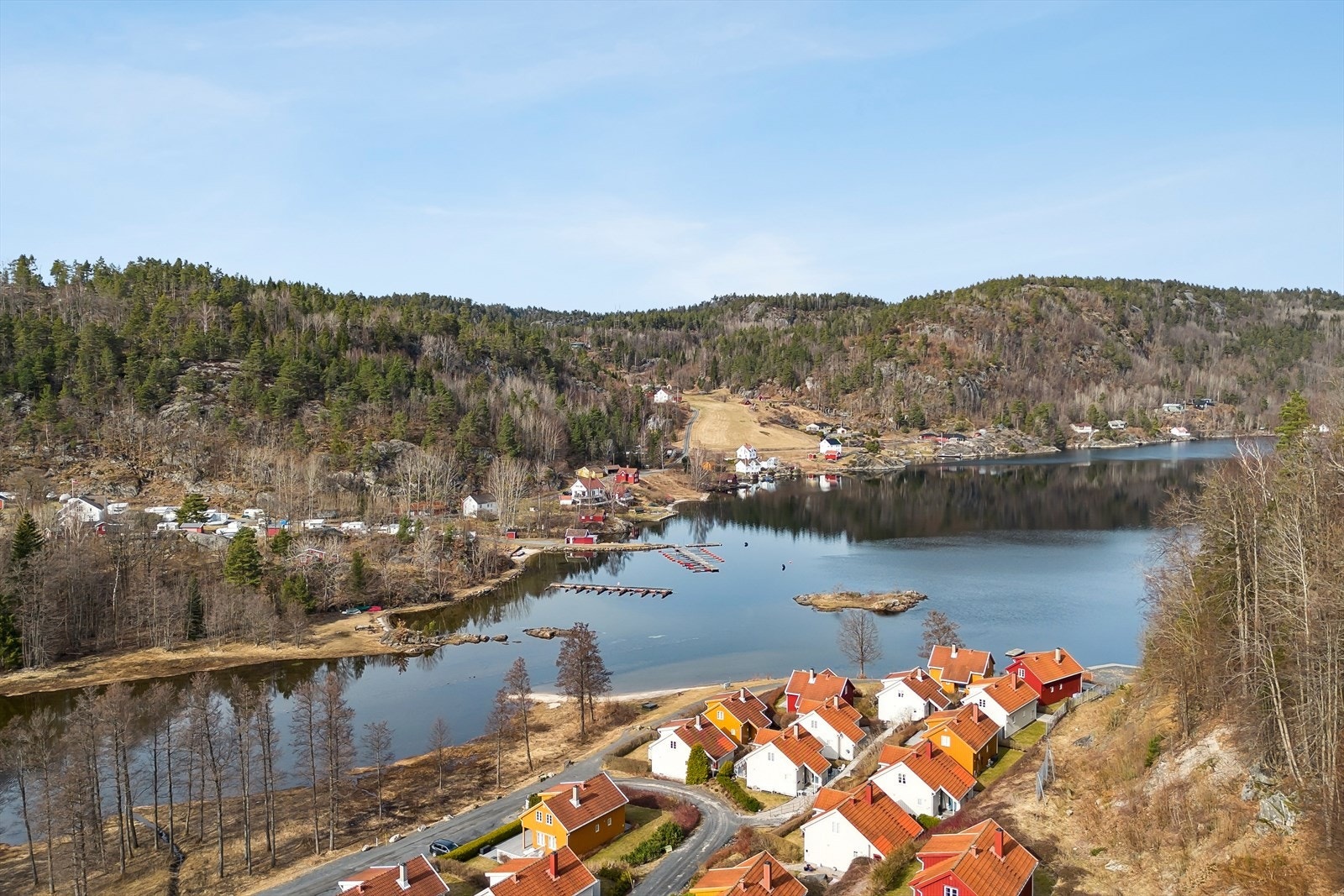 Hytten ligger i Risør kommune og har en beliggenhet ideelt for de som ønsker nærhet til sjøen, med kun få meter ned til strand, badeplass og bryggeanlegg med båtplass. Galleribilde
