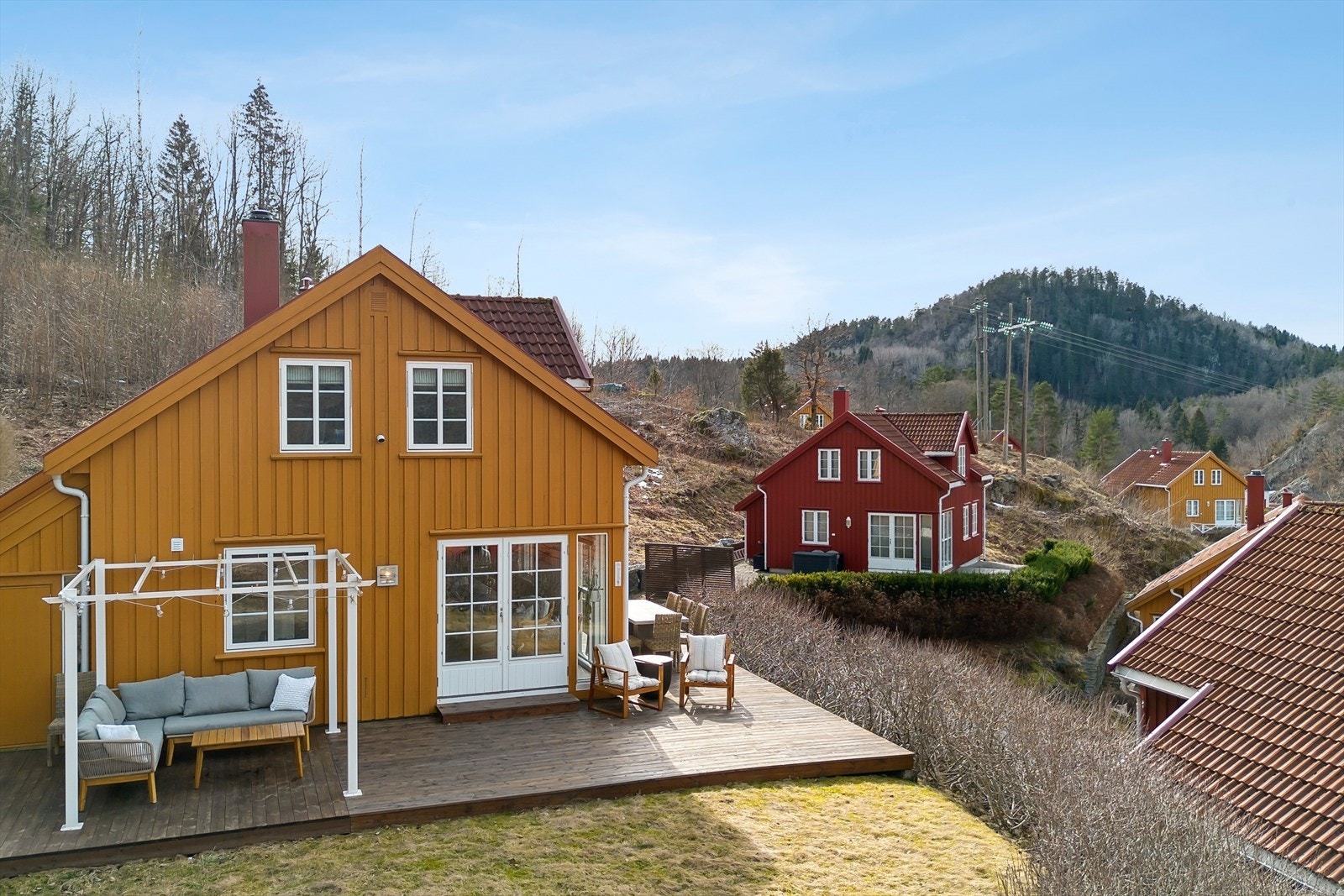 Tomten er pent opparbeidet og gir et innbydende uteplass. Solrik tomt med mengder av kveldssol. Galleribilde