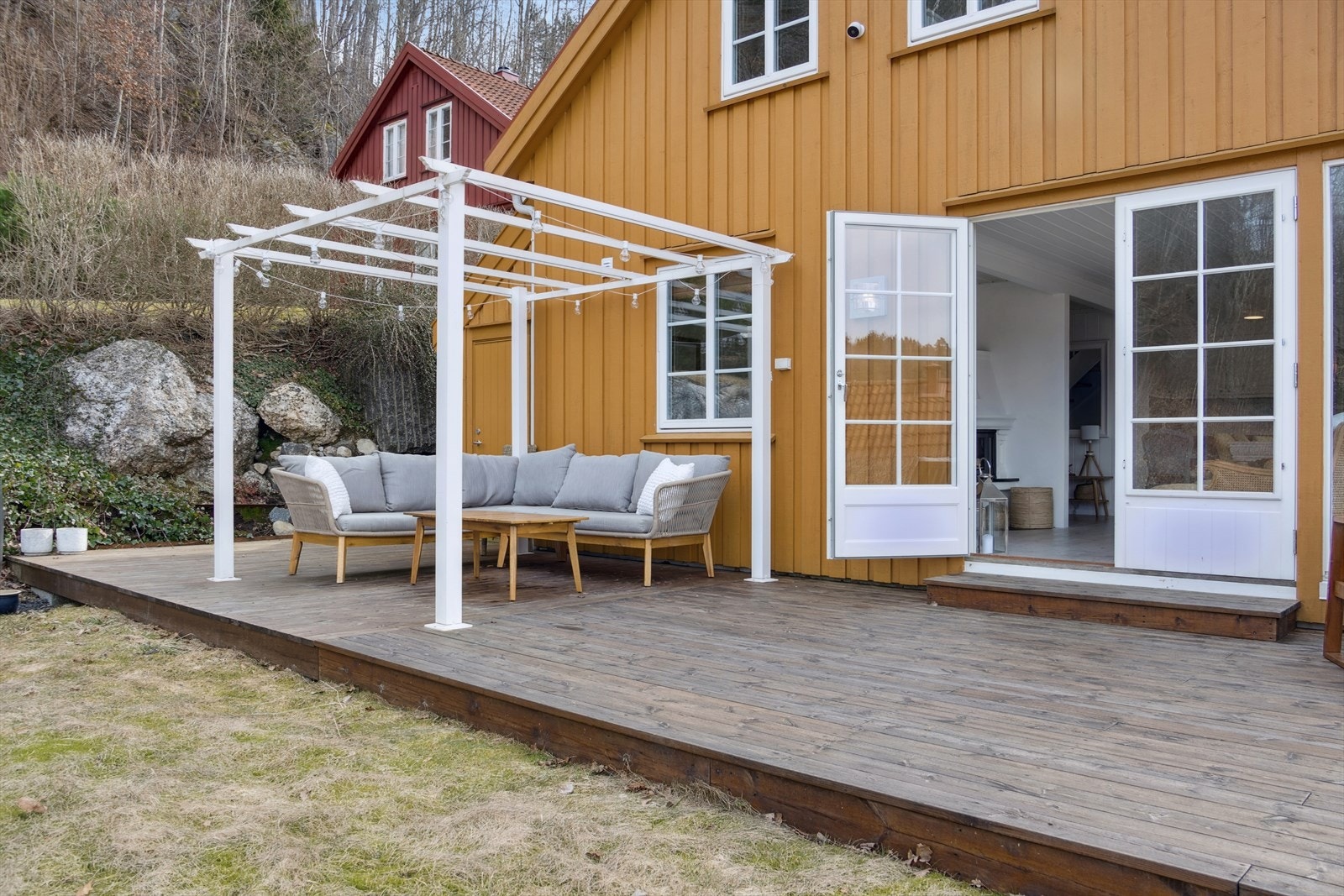 Hytten har en velholdt gressplen som gir et grønt og friskt preg. Galleribilde