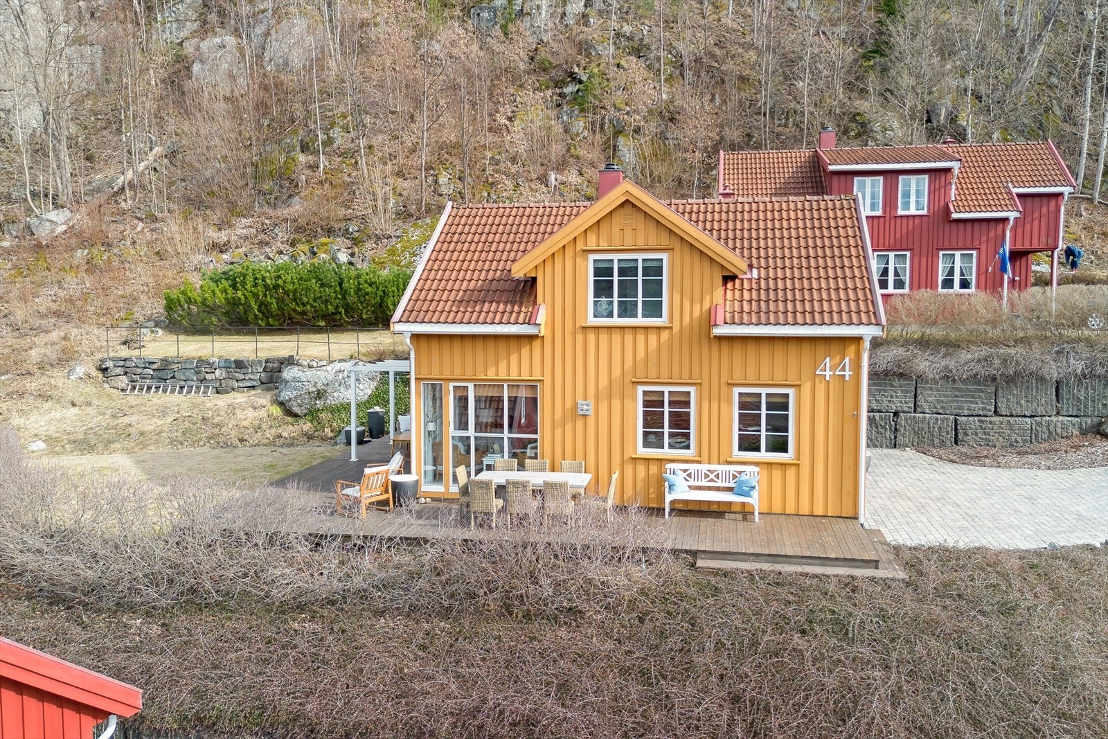 Hytten går over to plan, og har idyllisk beliggenhet i Hammeren Hytteforening. Galleribilde