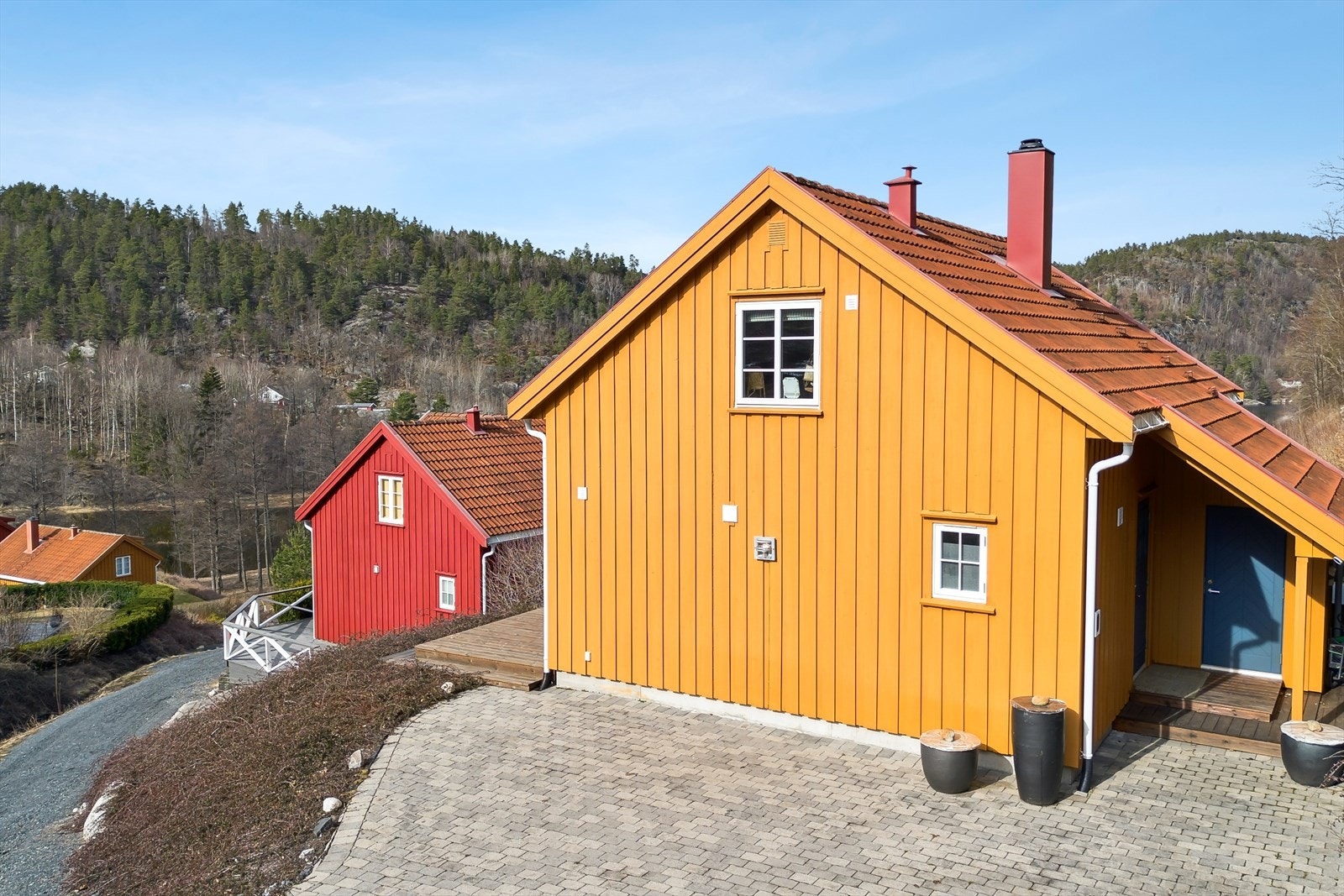 Belegningsstein foran inngangspartiet til hytten, som gir et solid velkommen til alle besøkende. Galleribilde