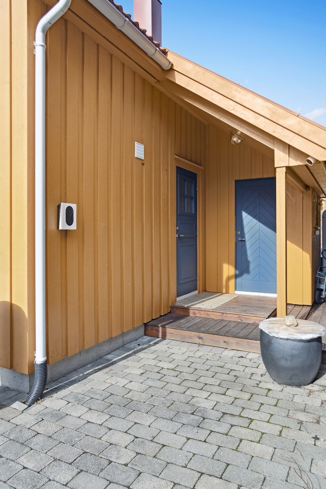 Velkommen inn! Bod ved inngangspartiet, og en på den andre siden. El-billaderen er klar. Galleribilde