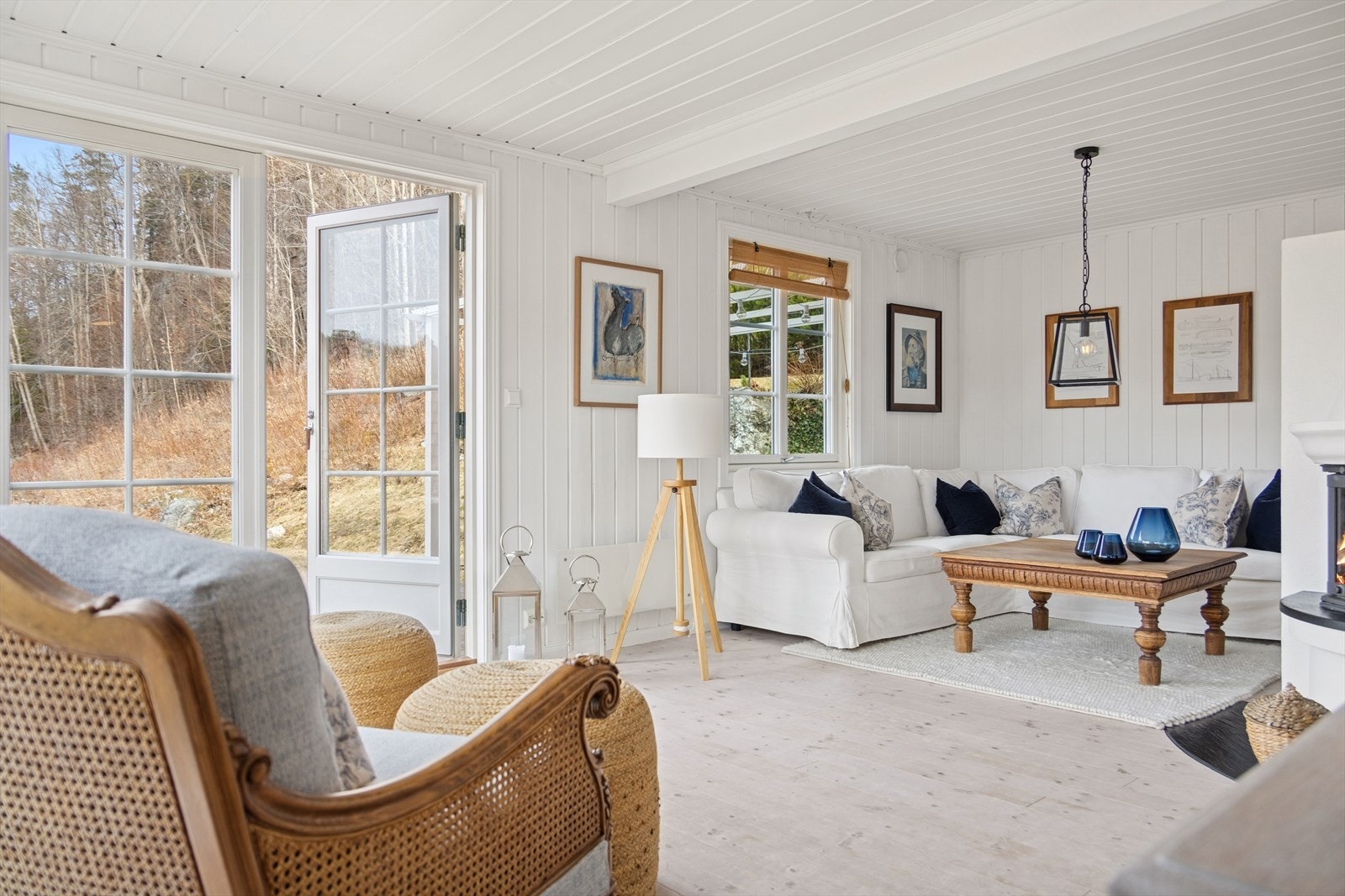 Fra stuen er det utgang til en koselig uteplass, hvor man kan nyte friske luft og solfylte dager. Herfra er det utsikt til sjøen. Galleribilde