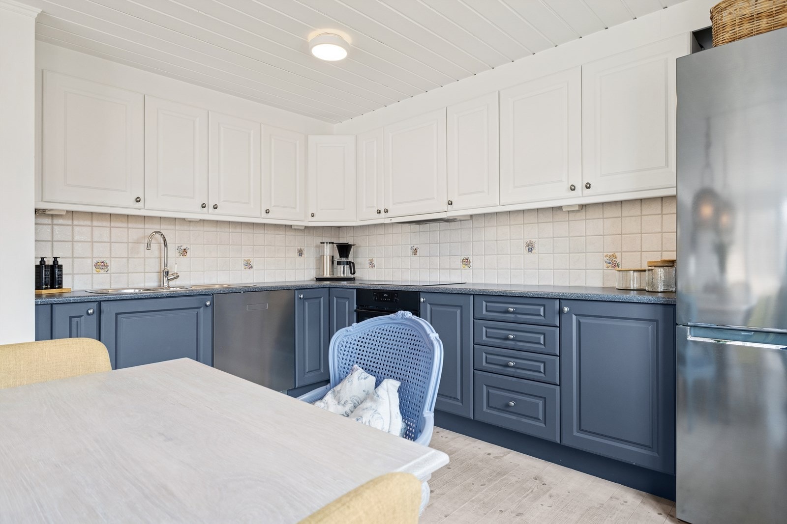 Kjøkkenet er utstyrt med stekeovn, koketopp, kjøleskap, oppvaskmaskin og ventilator. Galleribilde