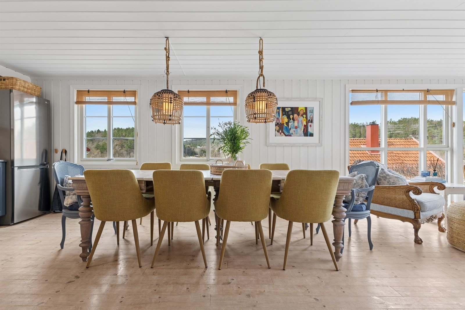 Spisestuen er perfekt for å samle venner og familie til hyggelige måltider, hvor man kan nyte gode stunder sammen. Galleribilde