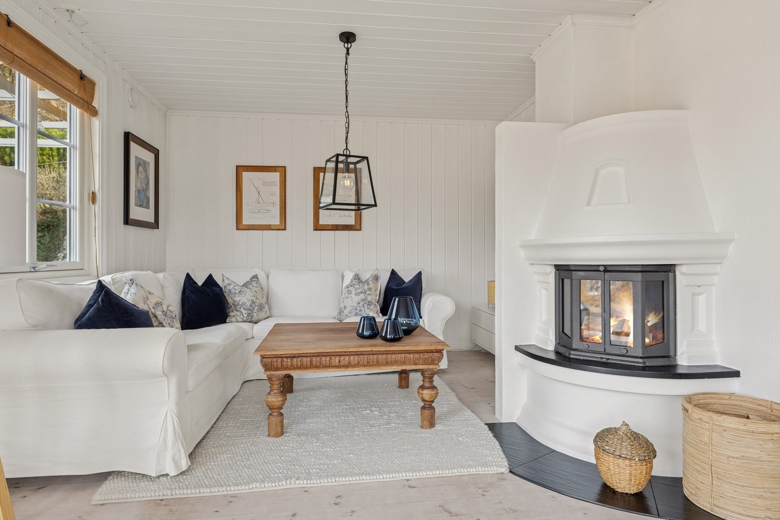 I stuen finner du også en montert peisovn, perfekt for kalde vinterkvelder, god stemningsskaper. Galleribilde